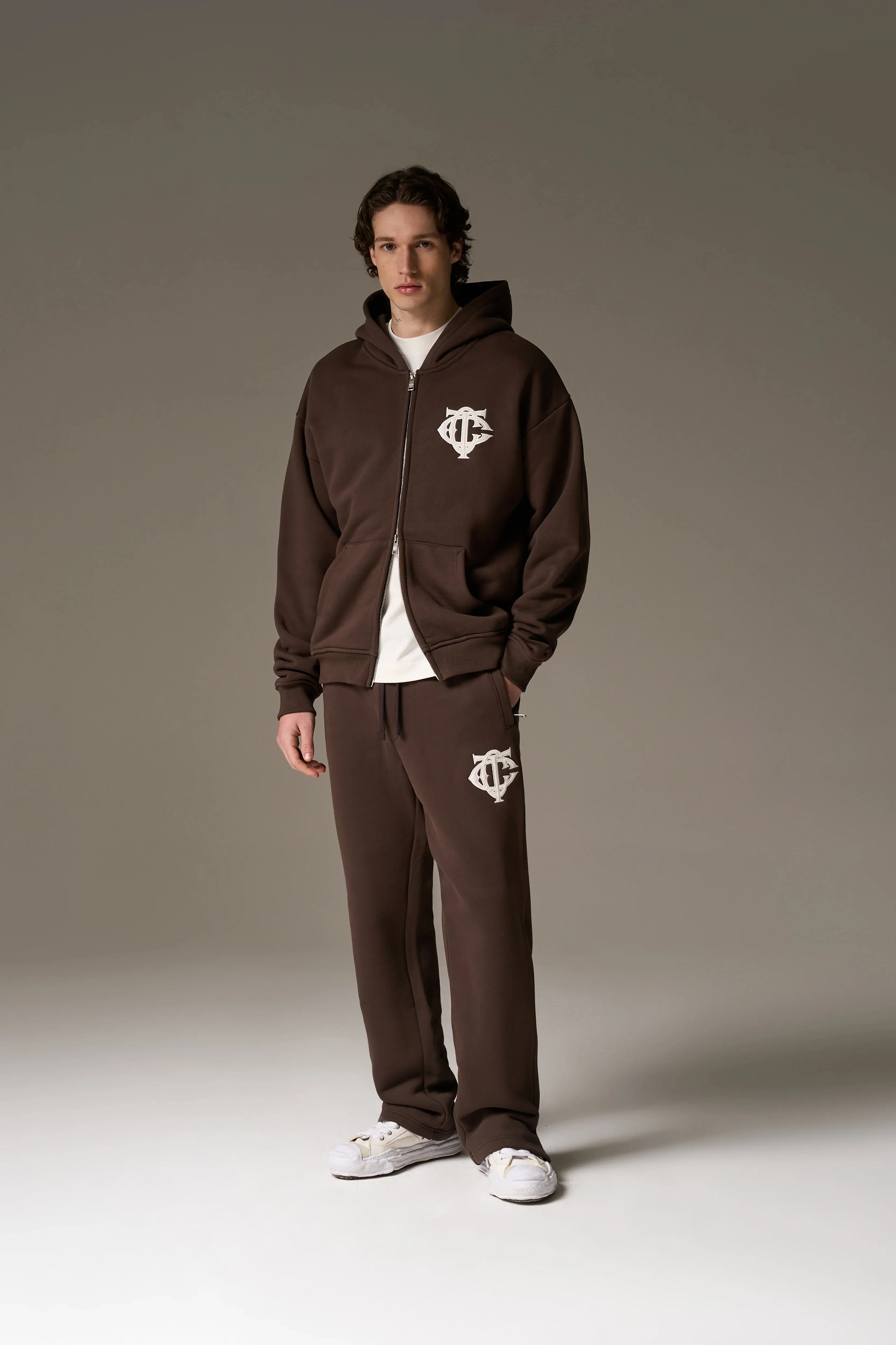 HEAVYWEIGHT MONOGRAM EMBLEM JOGGERS - BROWN