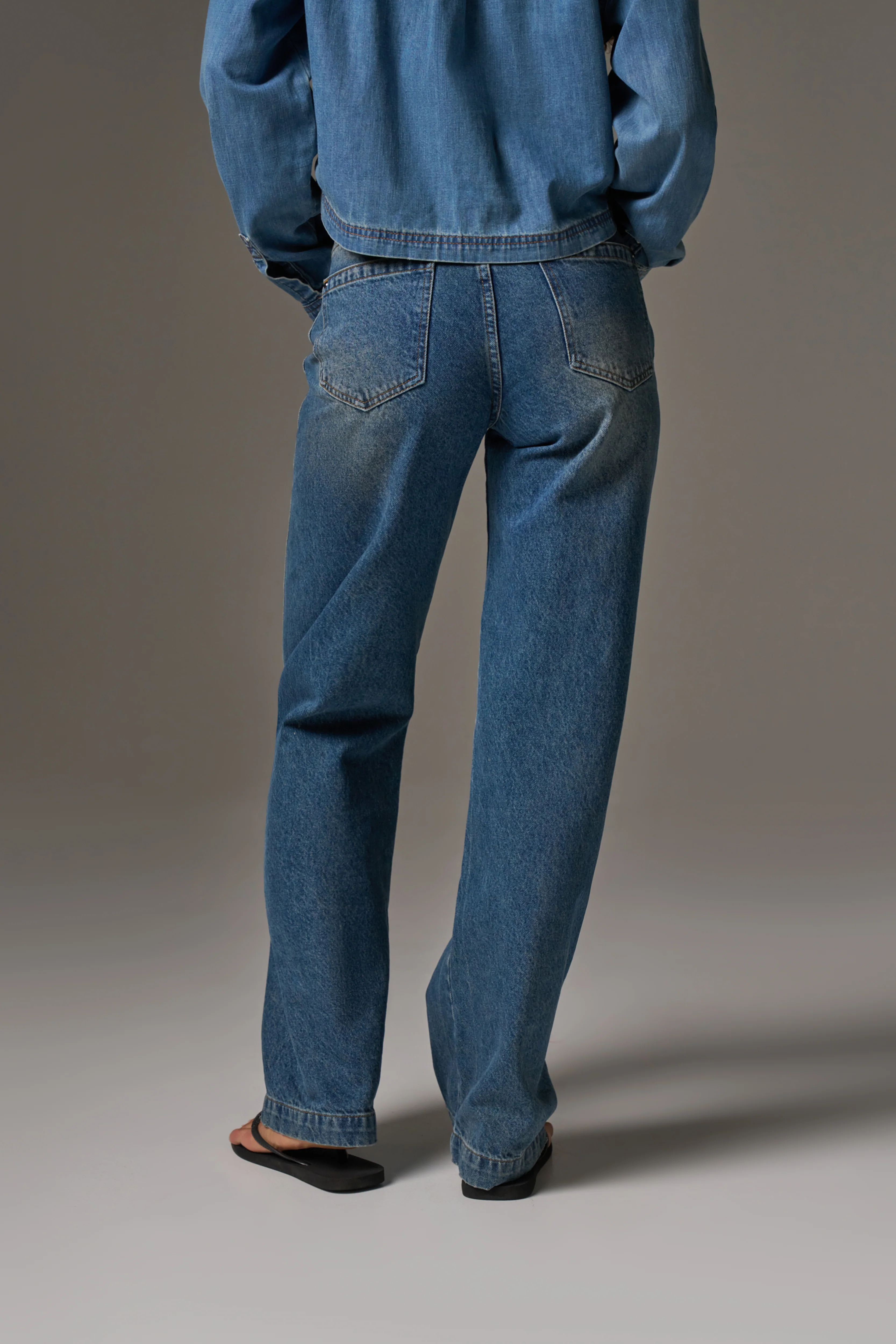 RELAXED STRAIGHT LEG JEANS - MID BLUE WASH