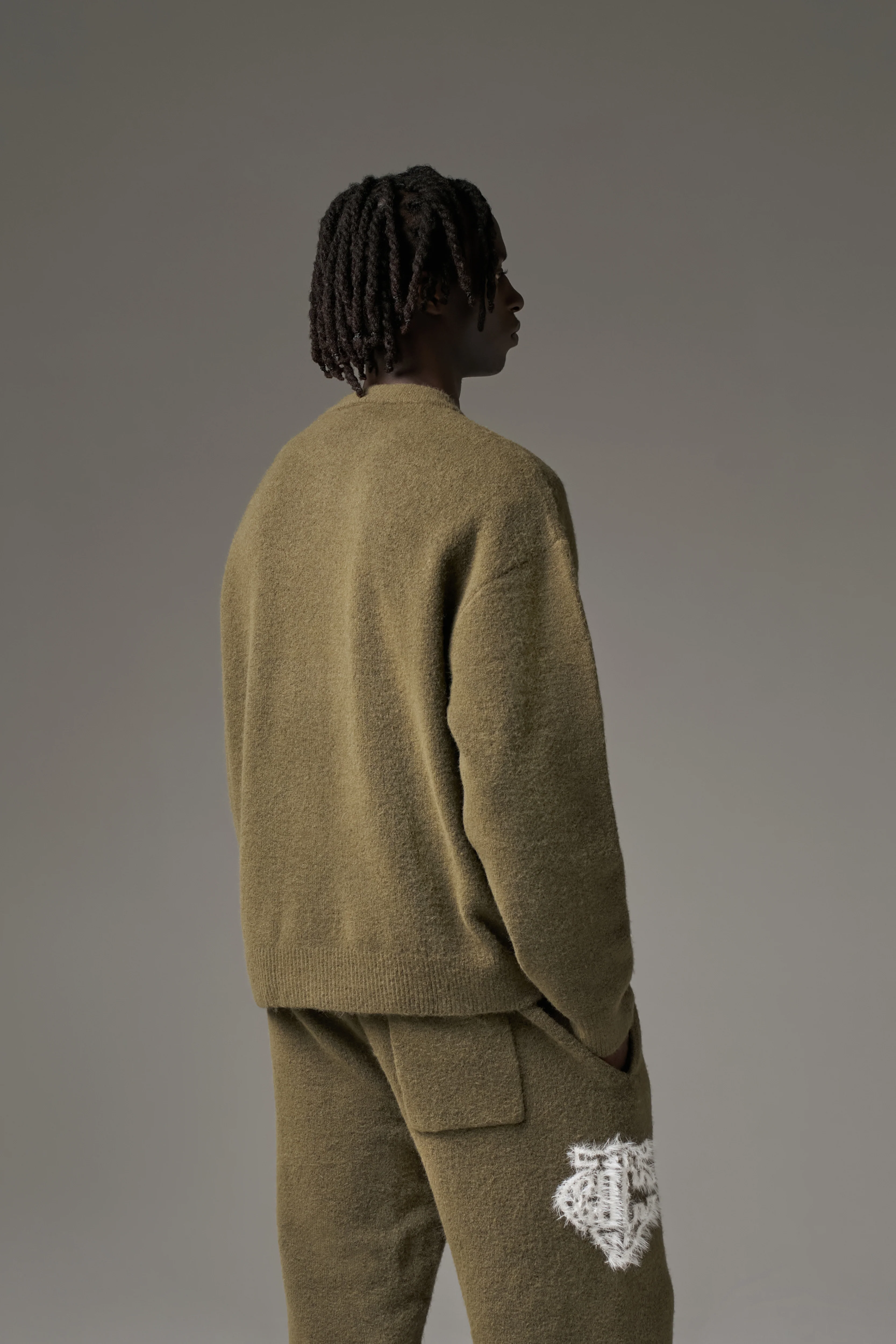 MONOGRAM EMBLEM FLUFFY KNIT CREW - KHAKI