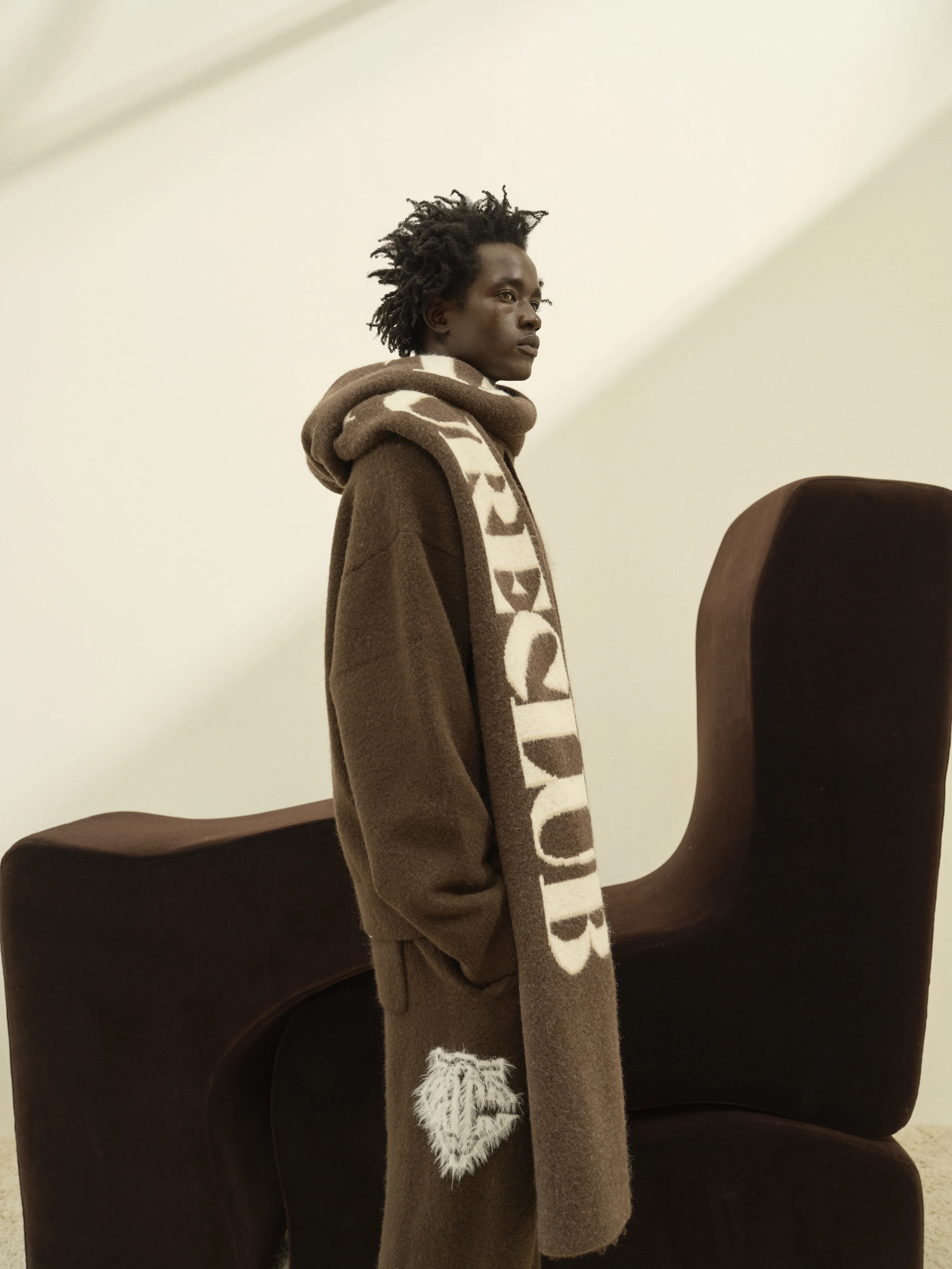 COPYRIGHT KNIT SCARF - BROWN