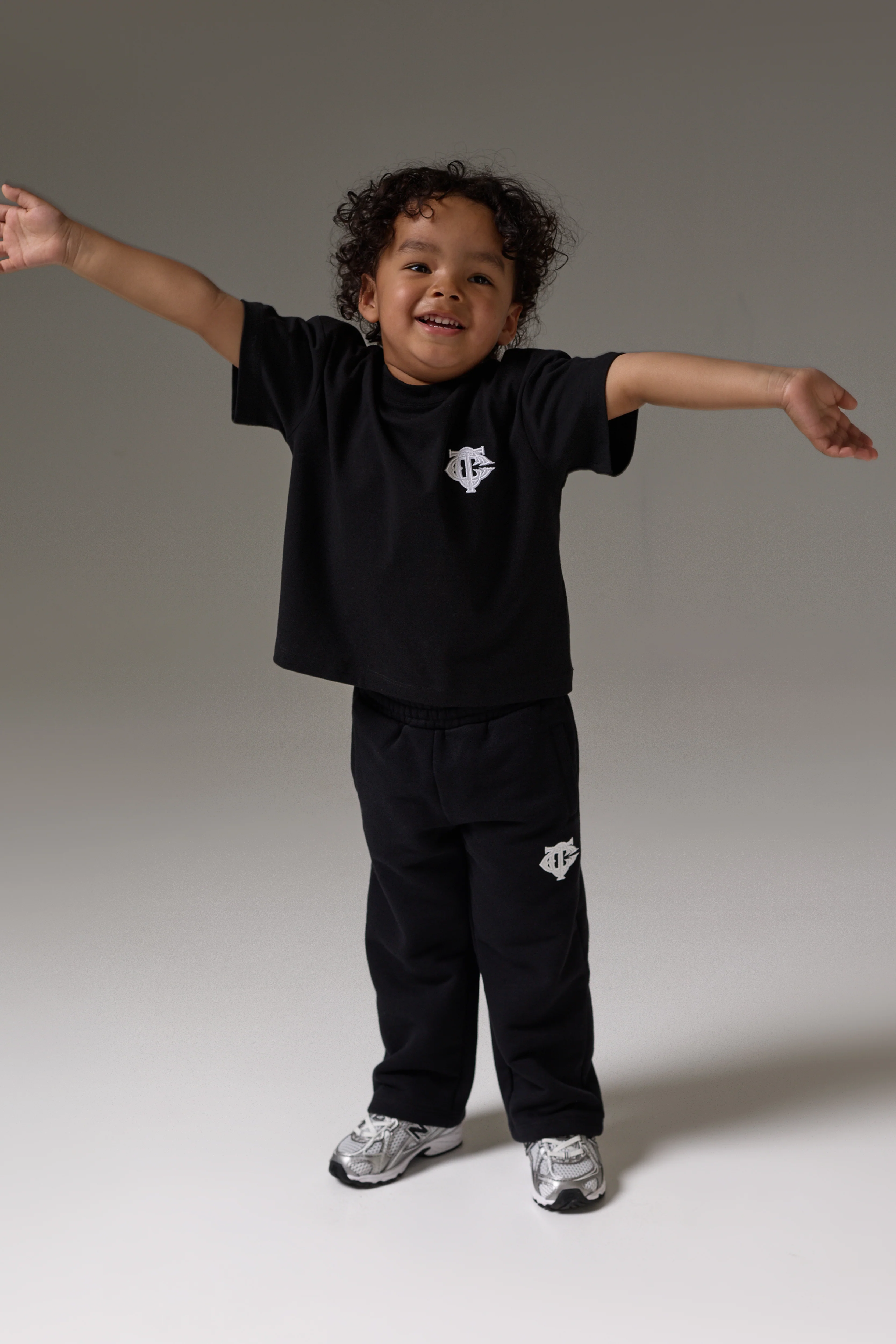 KIDS MONOGRAM EMBLEM APPLIQUE T-SHIRT - BLACK