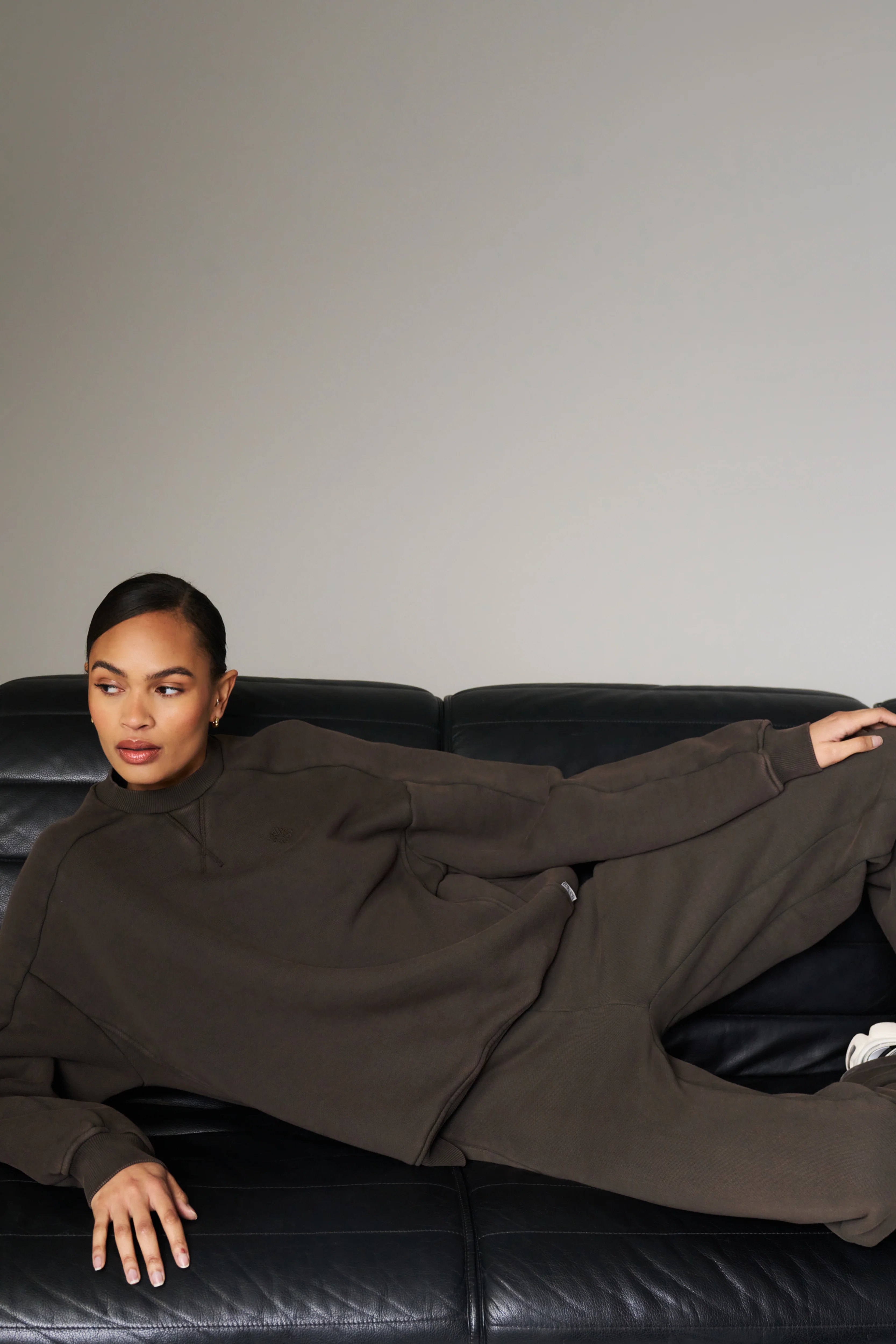 LAUNDERED CLASSICS SEAM DETAIL SWEATSHIRT - WASHED BROWN