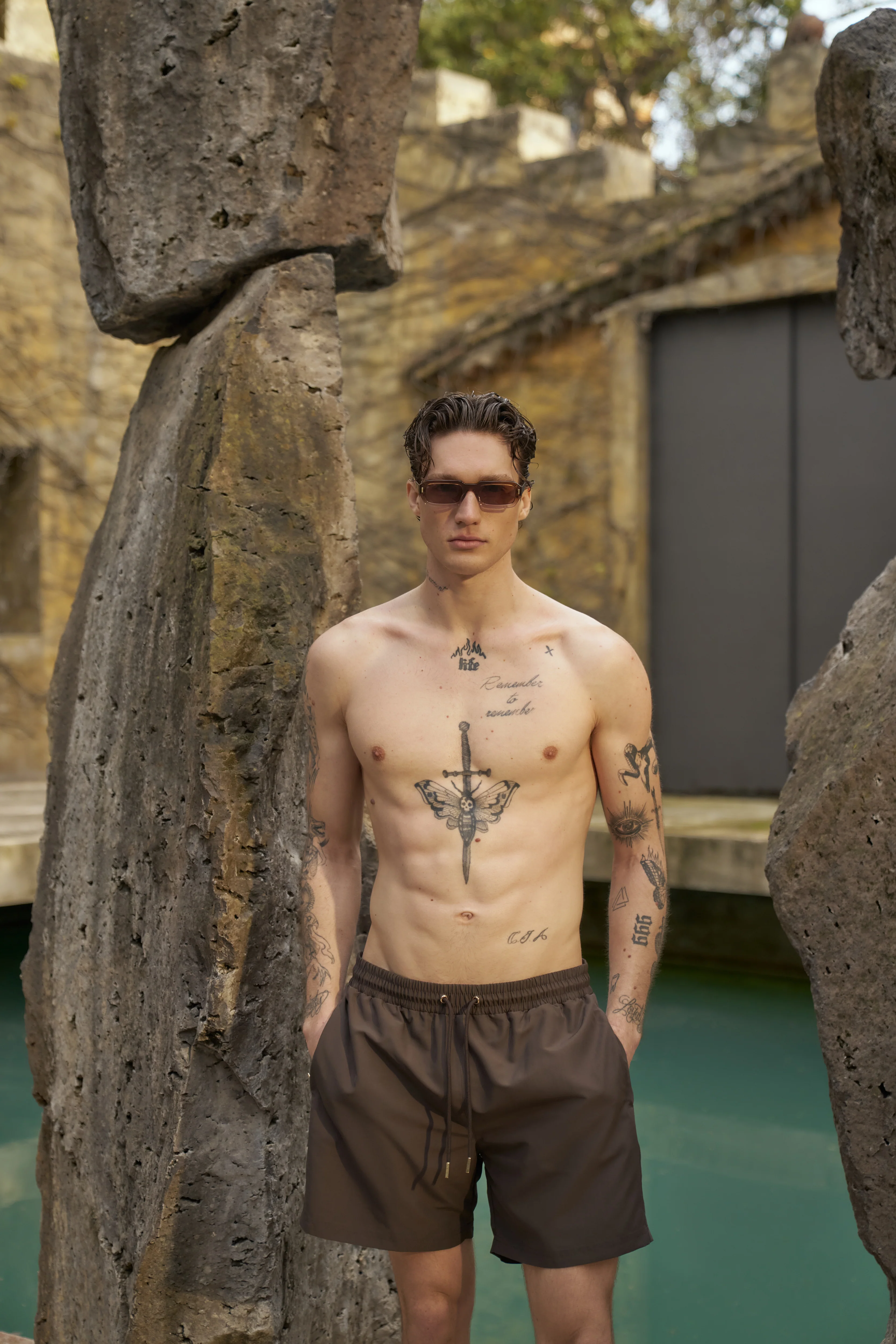 WATER REACTIVE EMBLEM SWIM SHORT - BROWN