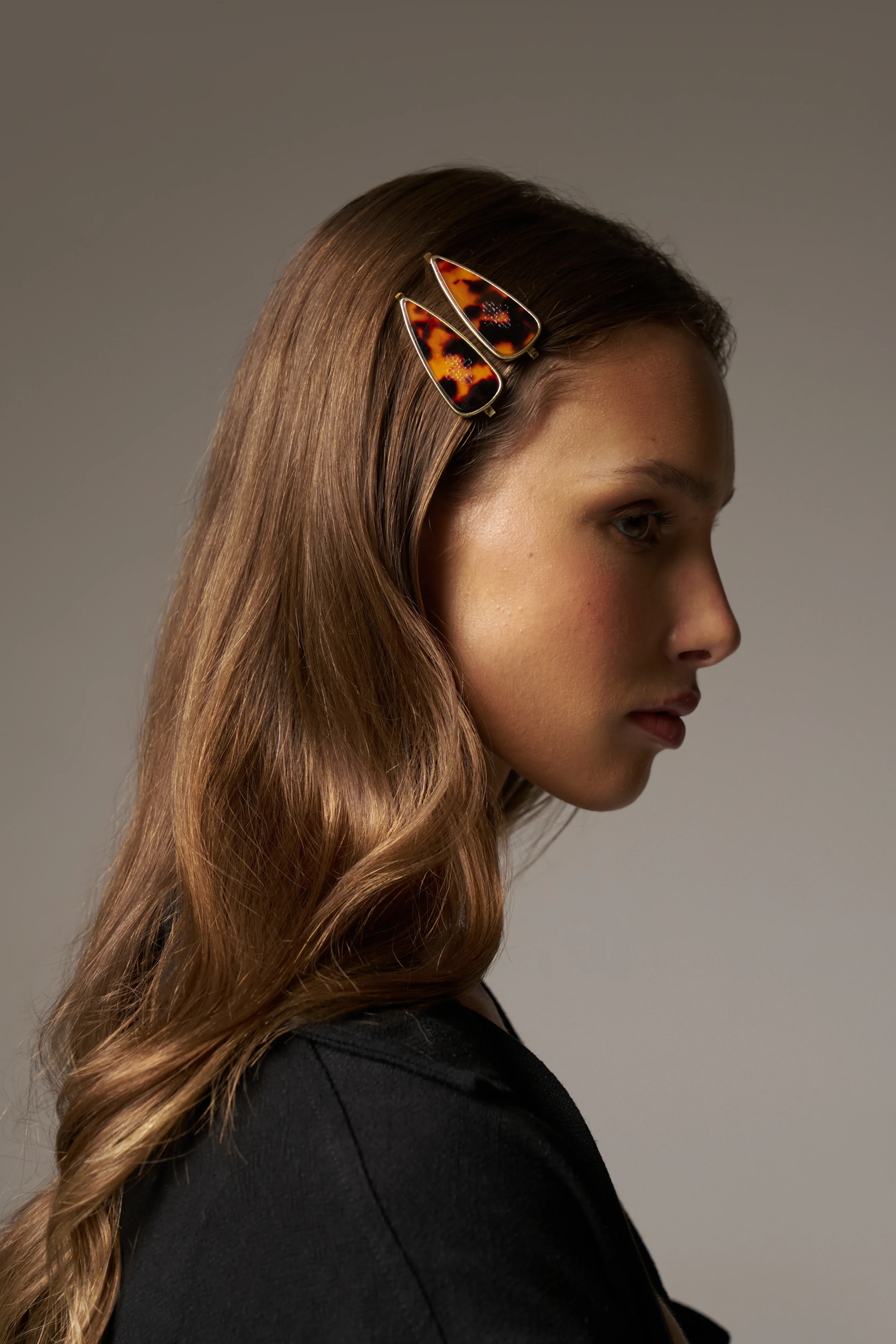 TORTOISESHELL EMBLEM HAIR GRIPS 2 PACK - BROWN