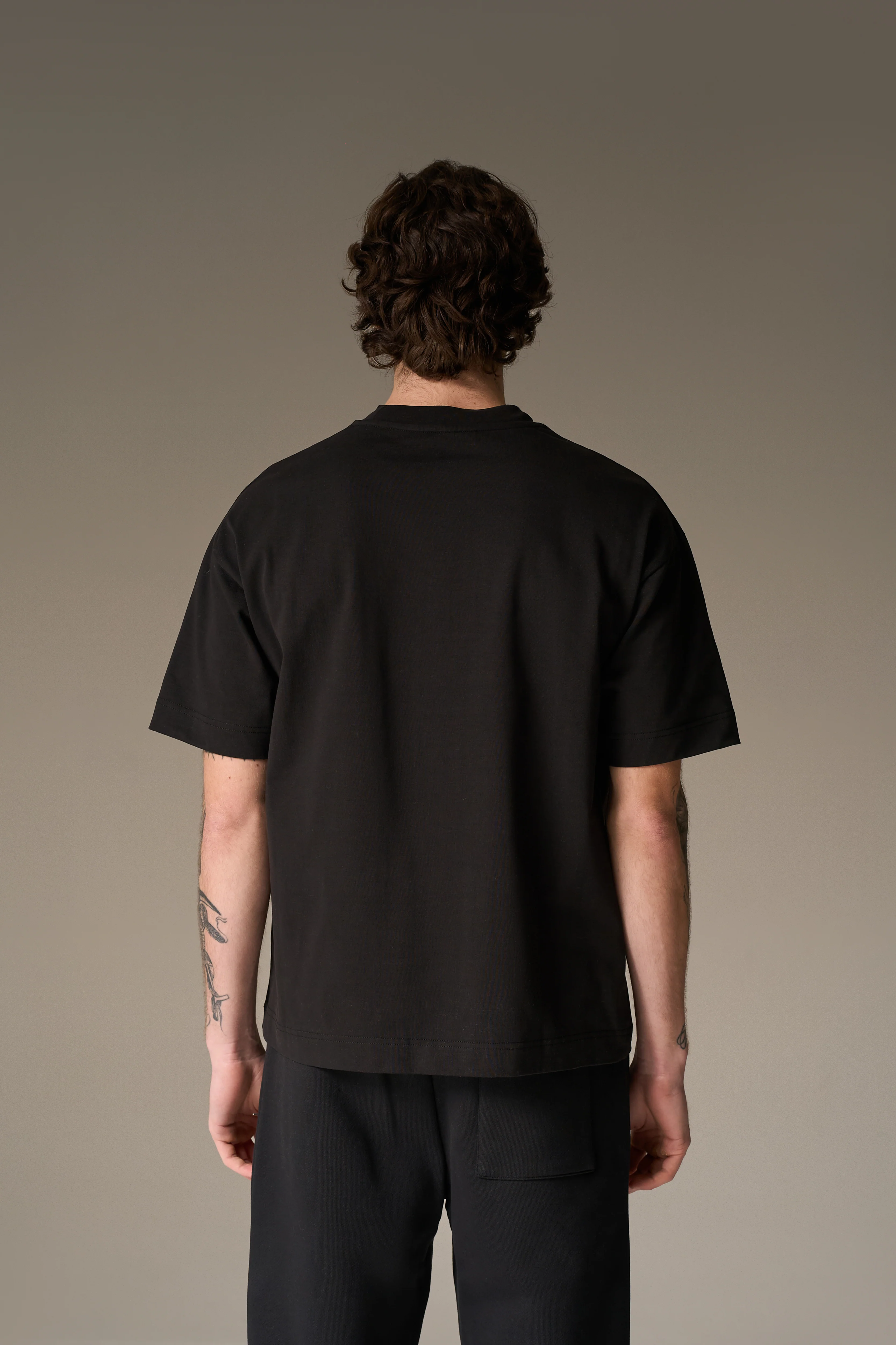 MONOGRAM EMBLEM T-SHIRT - BLACK