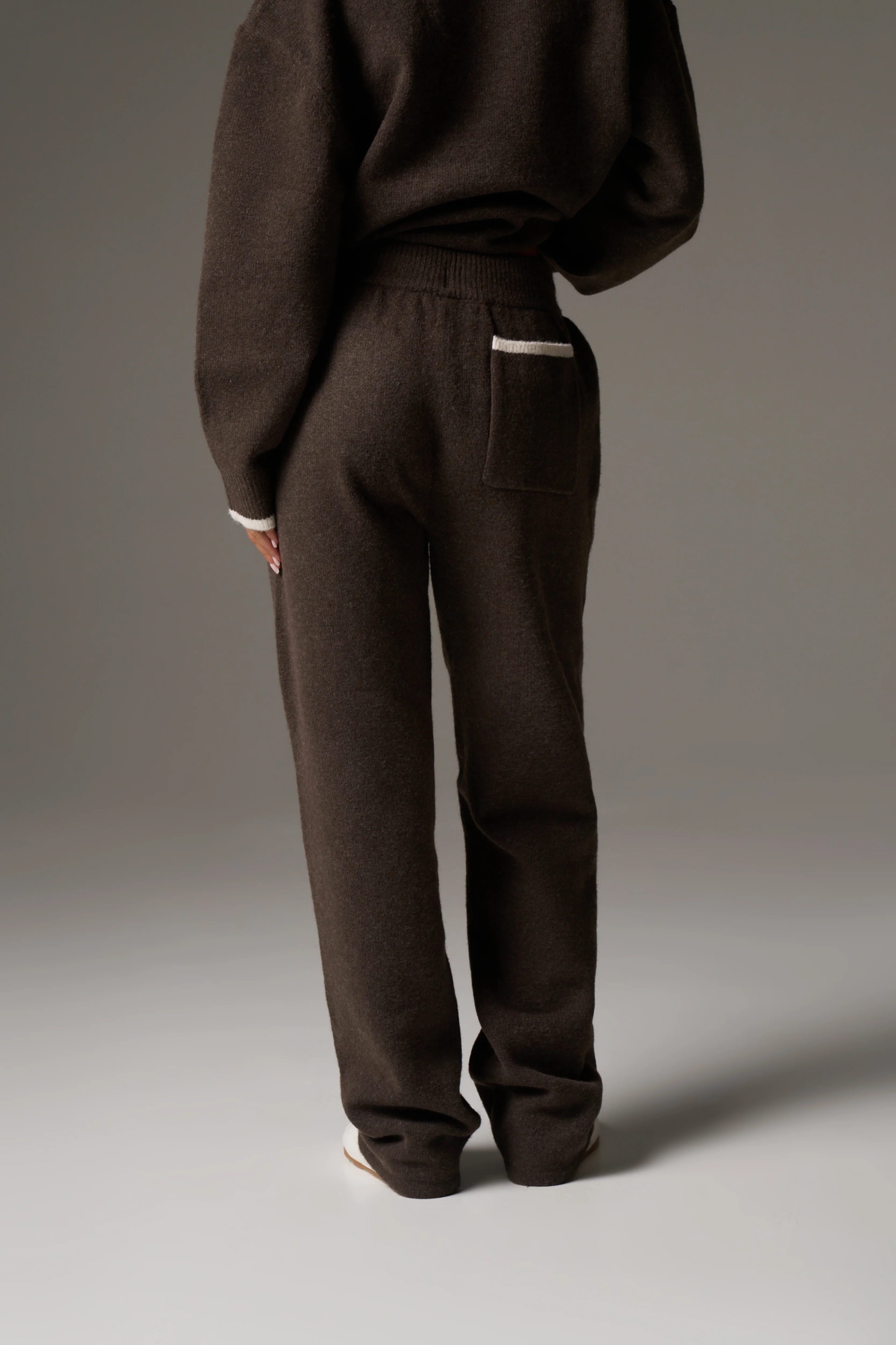 MONOGRAM EMBLEM KNITTED JOGGERS - BROWN