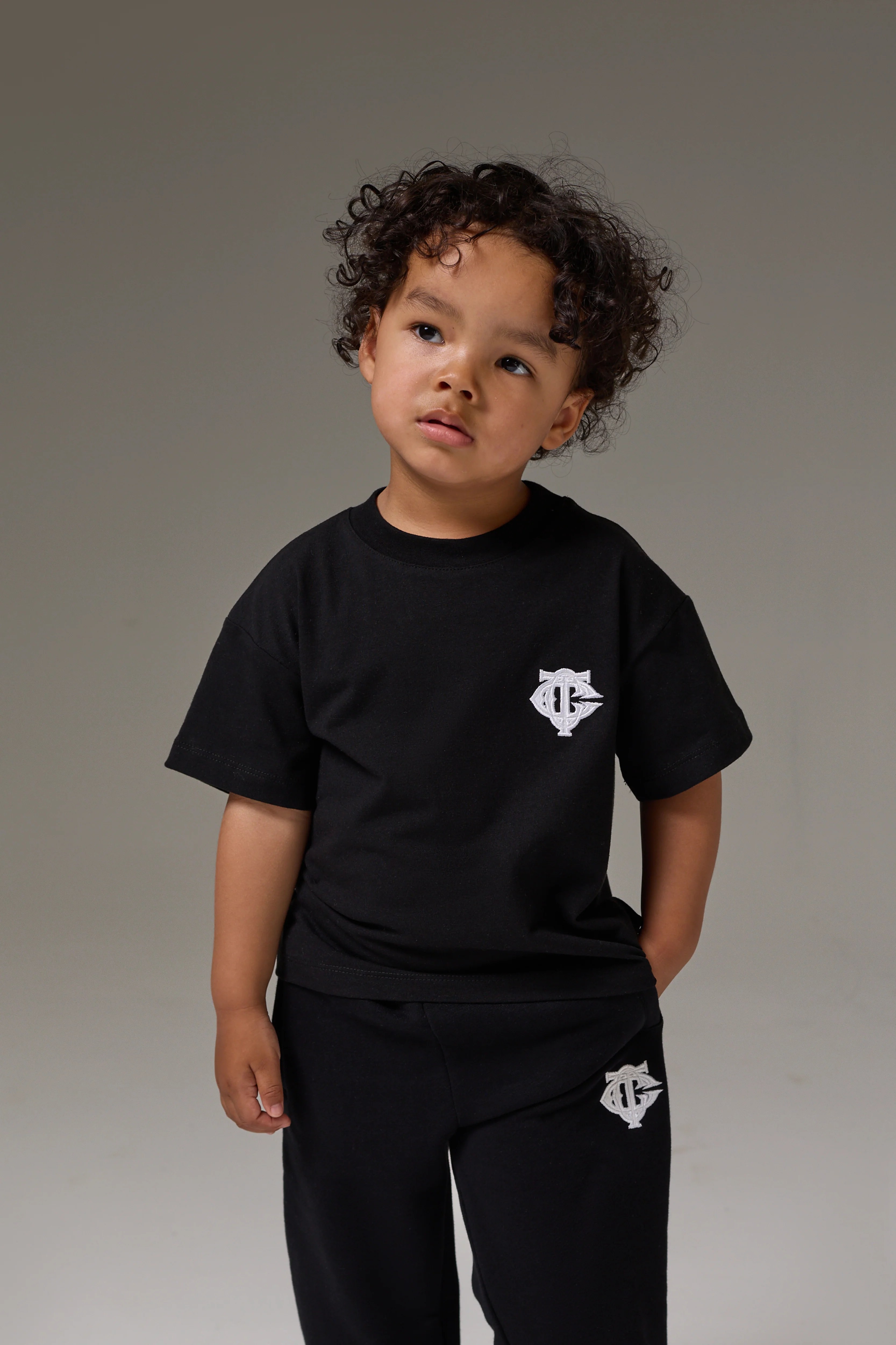KIDS MONOGRAM EMBLEM APPLIQUE T-SHIRT - BLACK