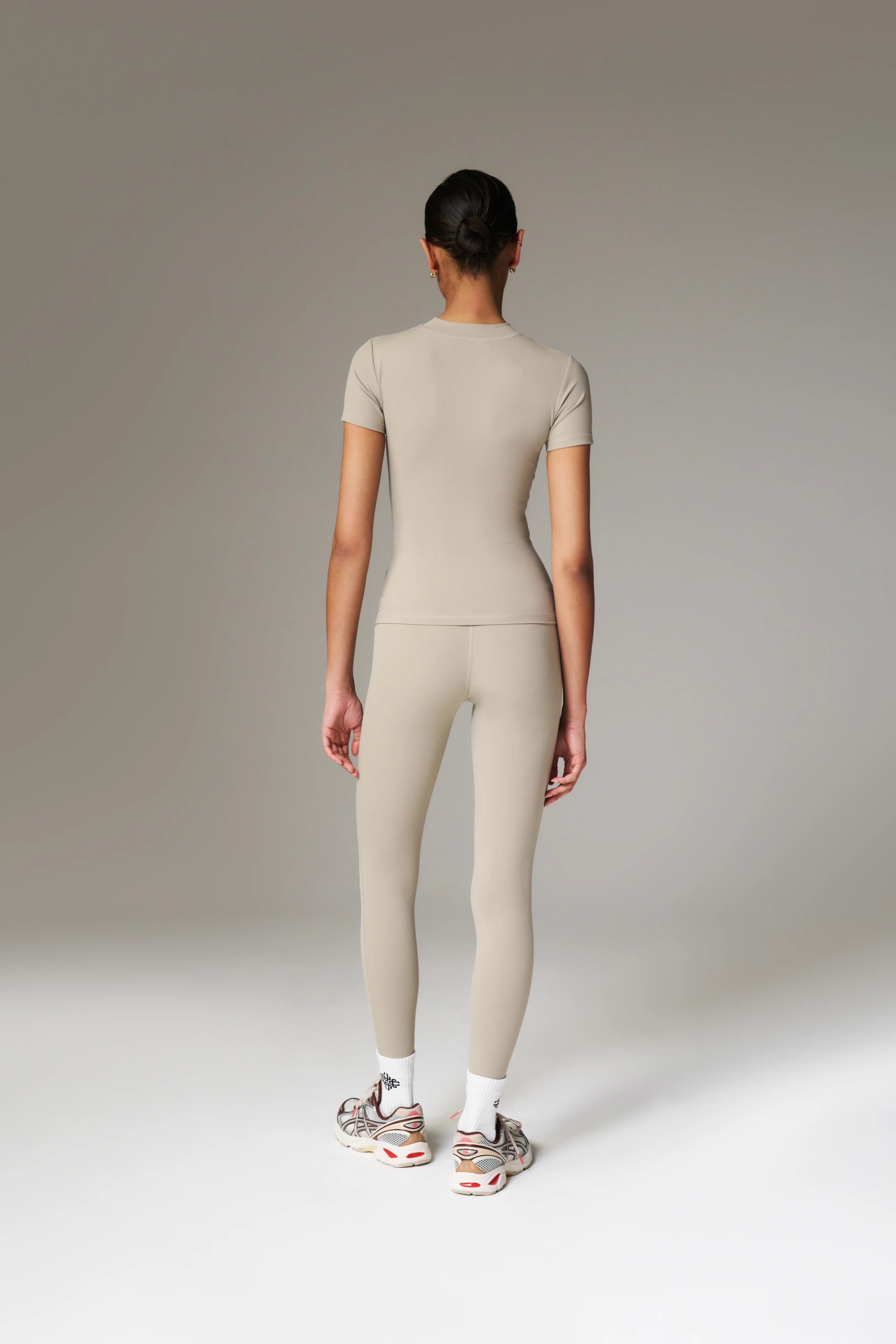 SCULPTING STRETCH EMBLEM BABY TEE - BEIGE