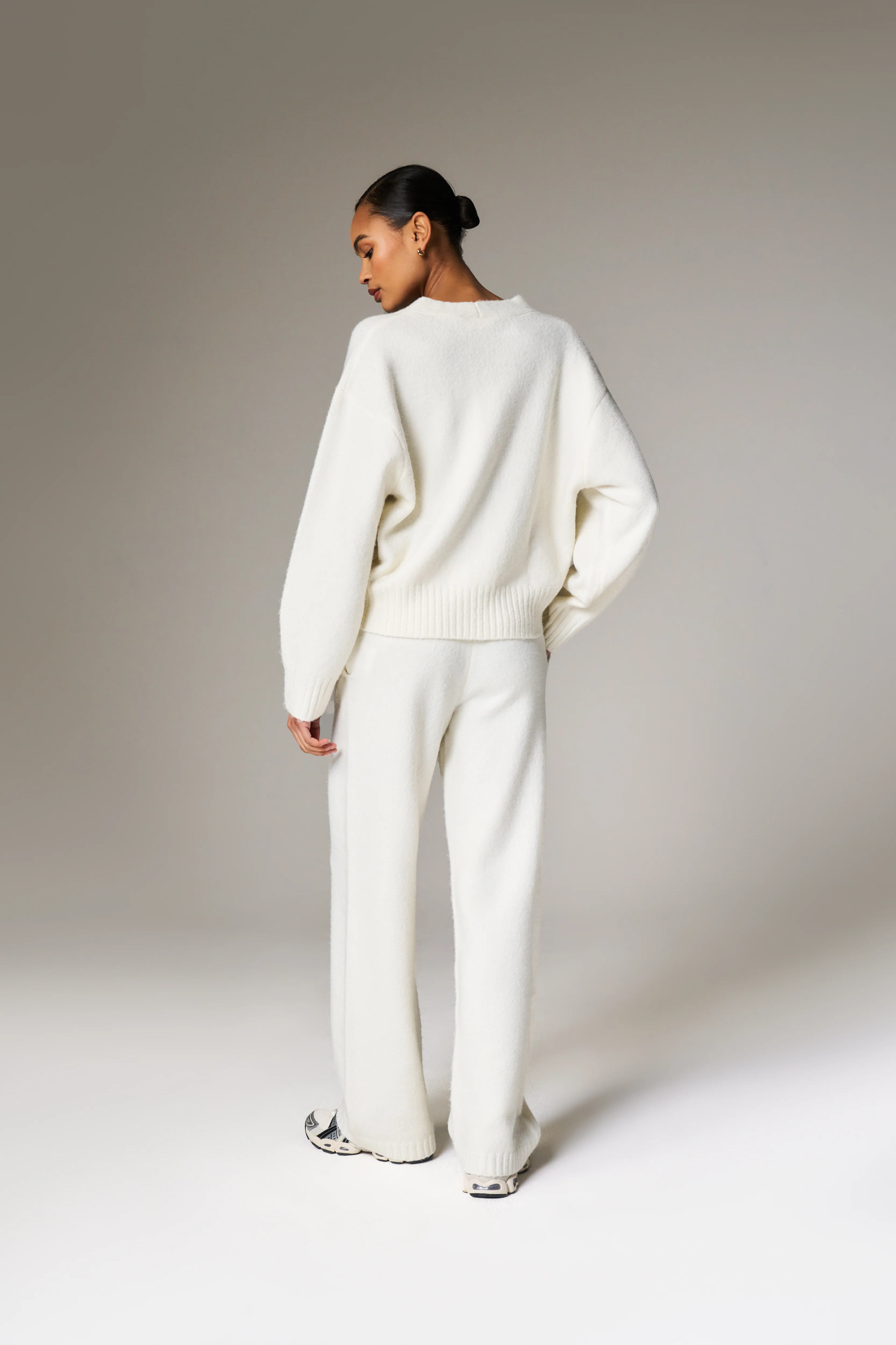 FLUFFY KNIT EMBLEM CARDIGAN - OFF-WHITE