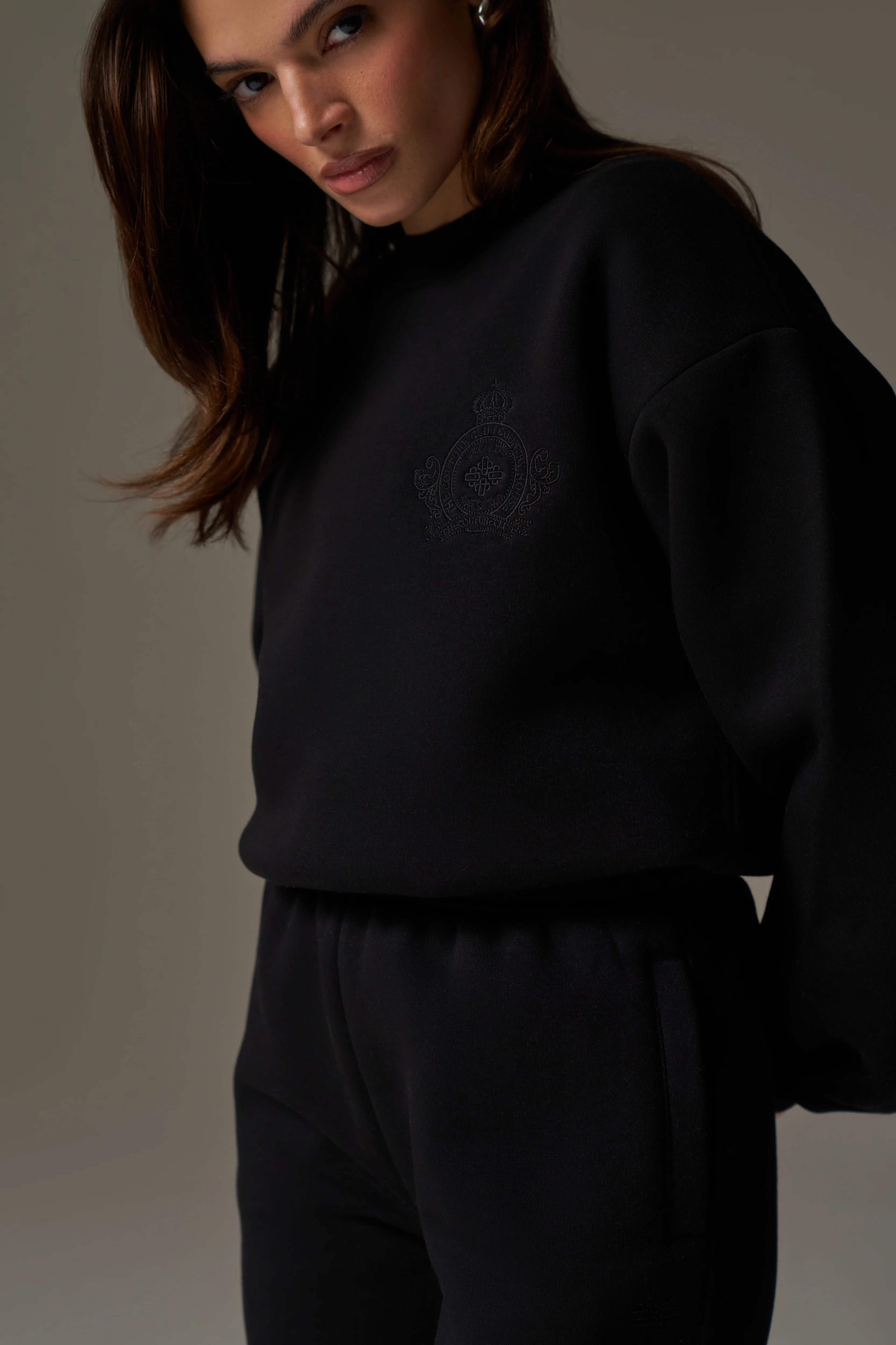 EMBROIDERED CREST SWEATSHIRT - BLACK