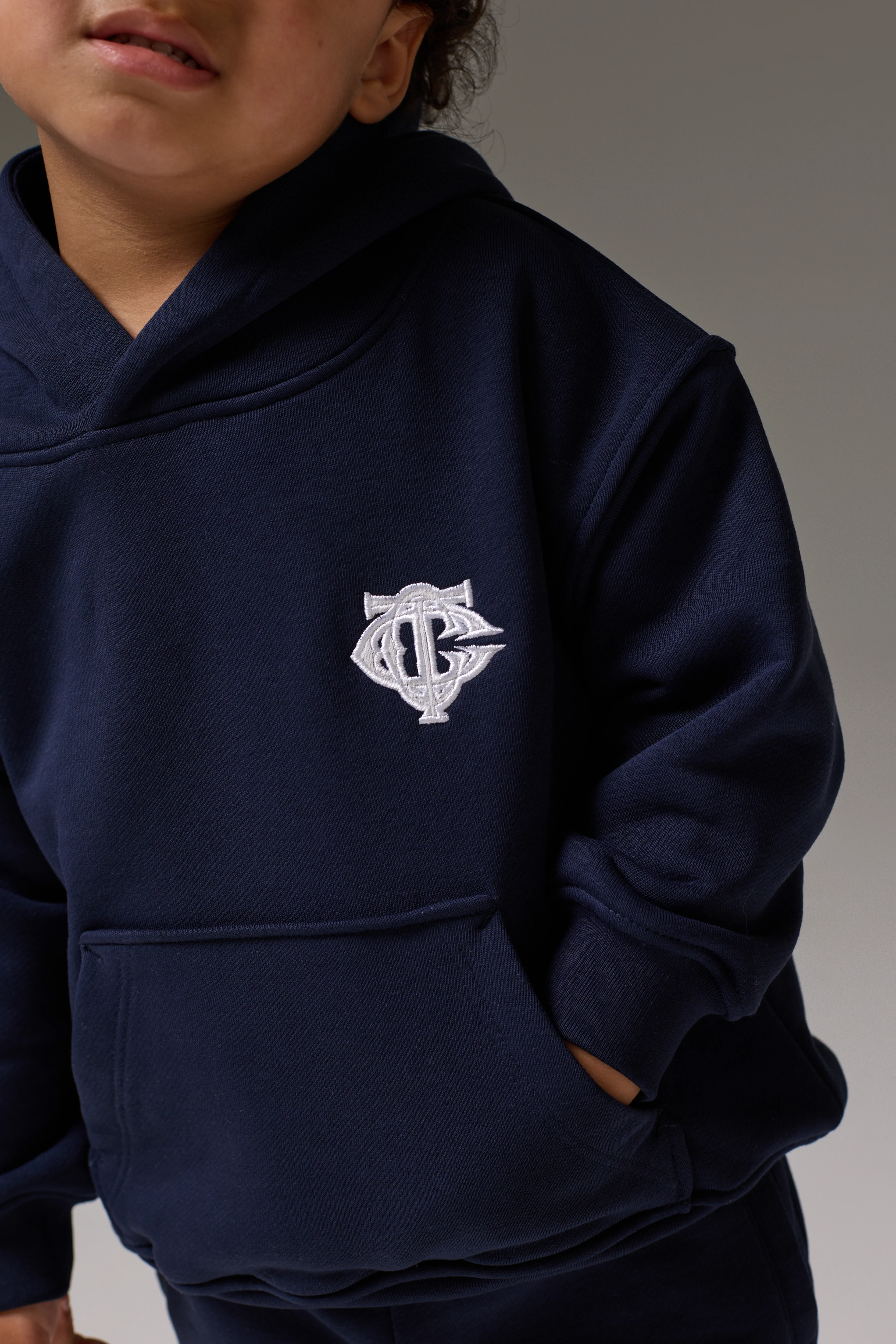 KIDS MONOGRAM EMBLEM APPLIQUE HOODIE - NAVY