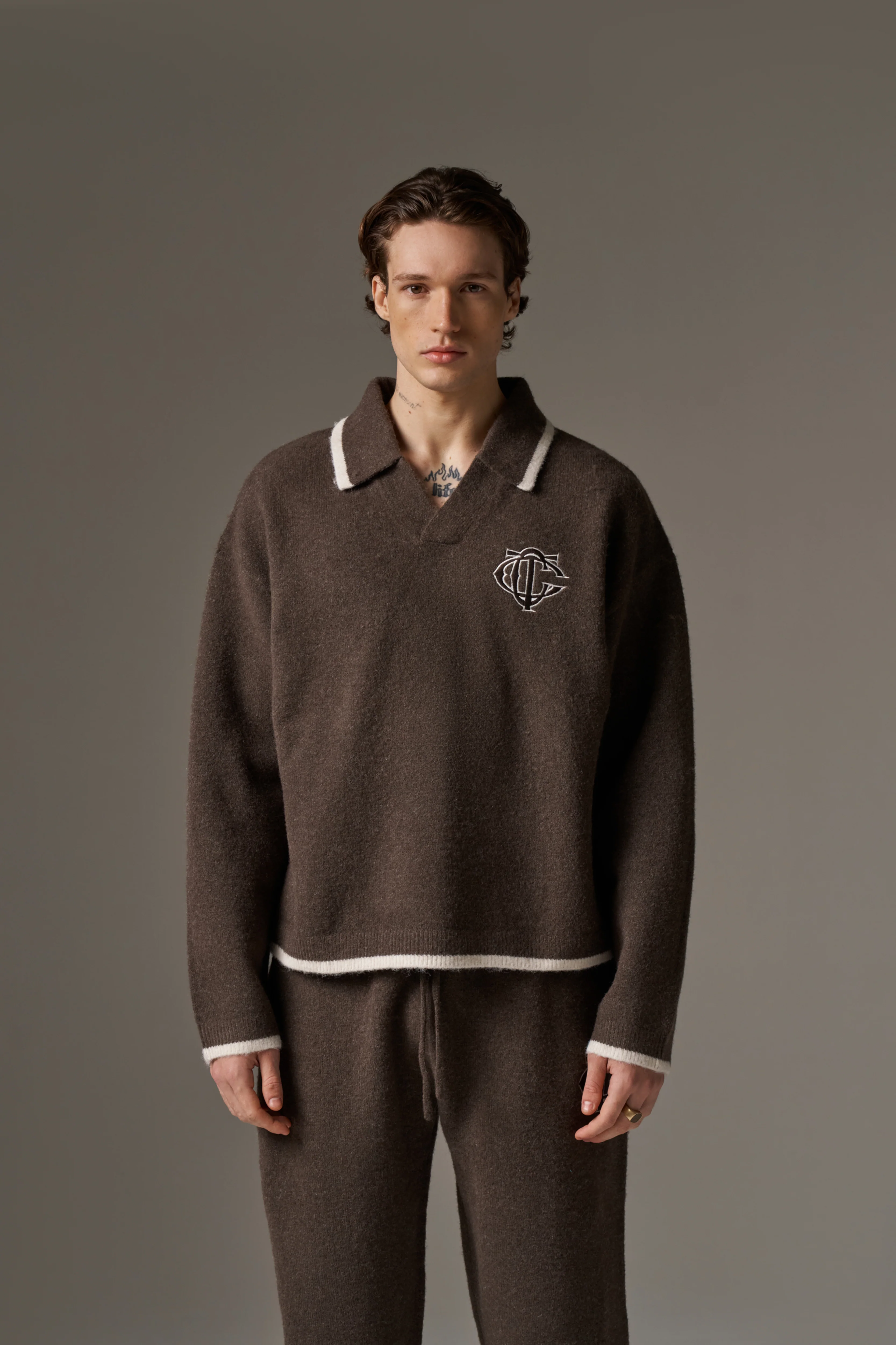 MONOGRAM EMBLEM KNITTED POLO TOP - BROWN