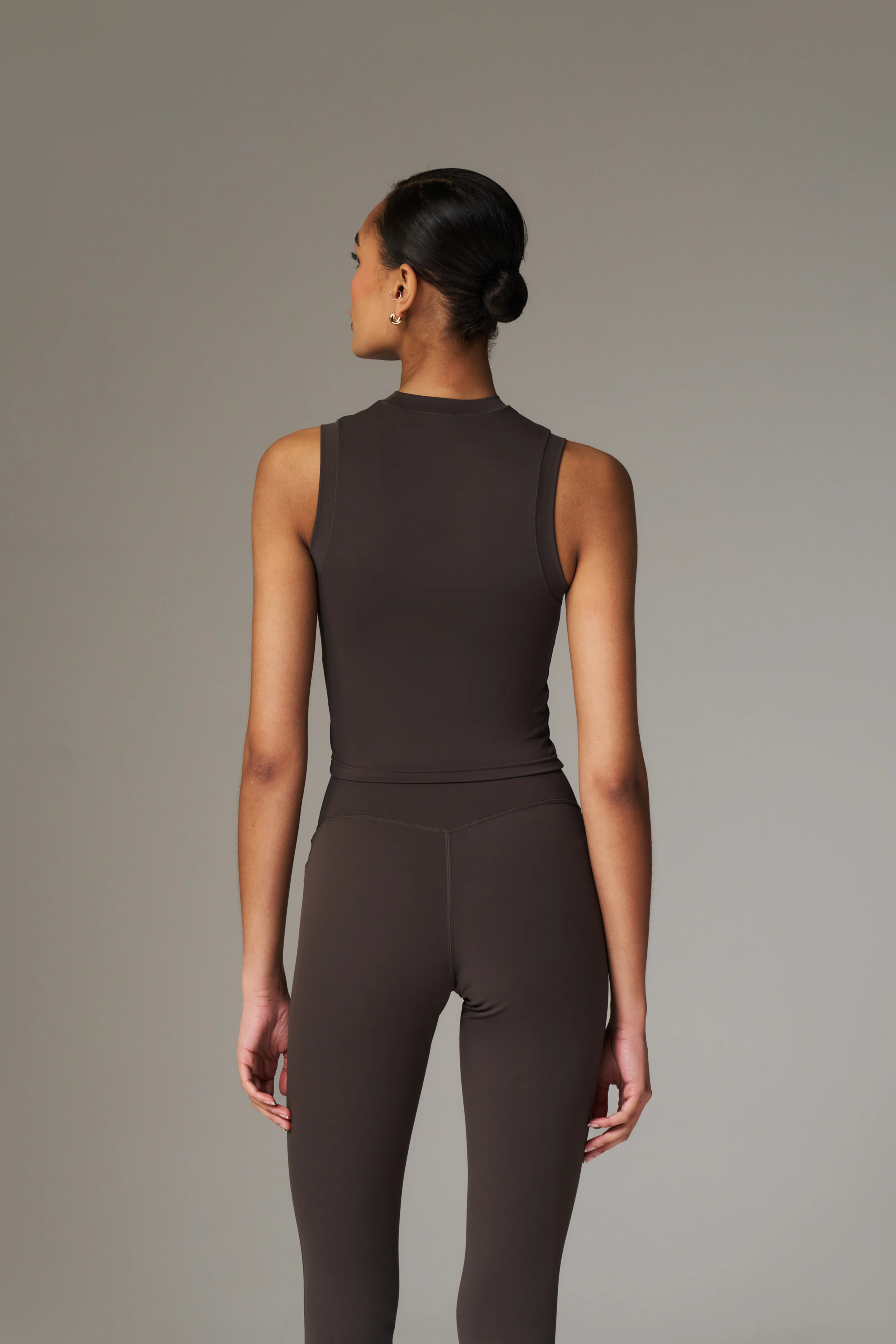 SCULPTING STRETCH HIGH NECK EMBLEM RACER - CHOCOLATE