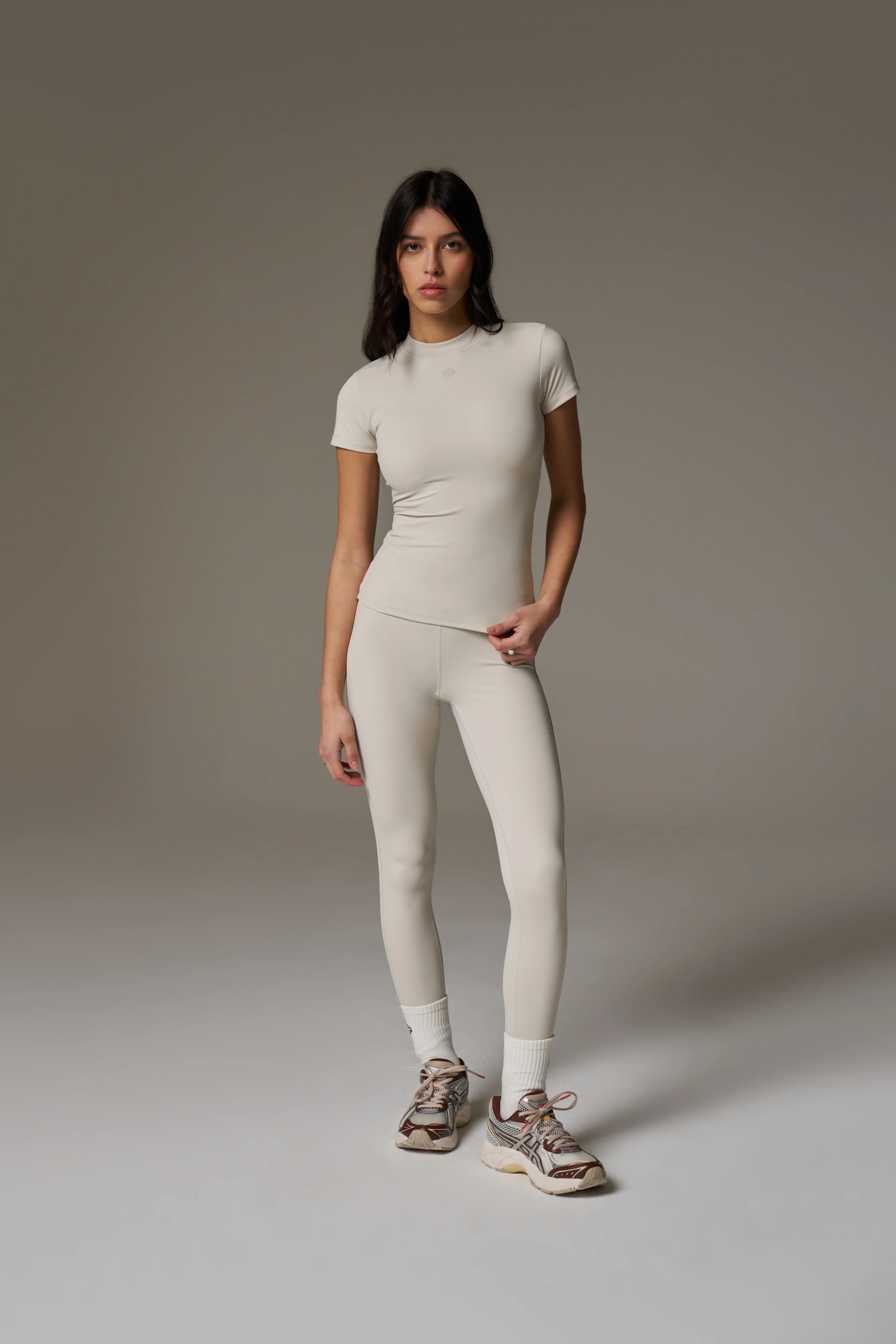 SCULPTING STRETCH EMBLEM BABY TEE - BONE