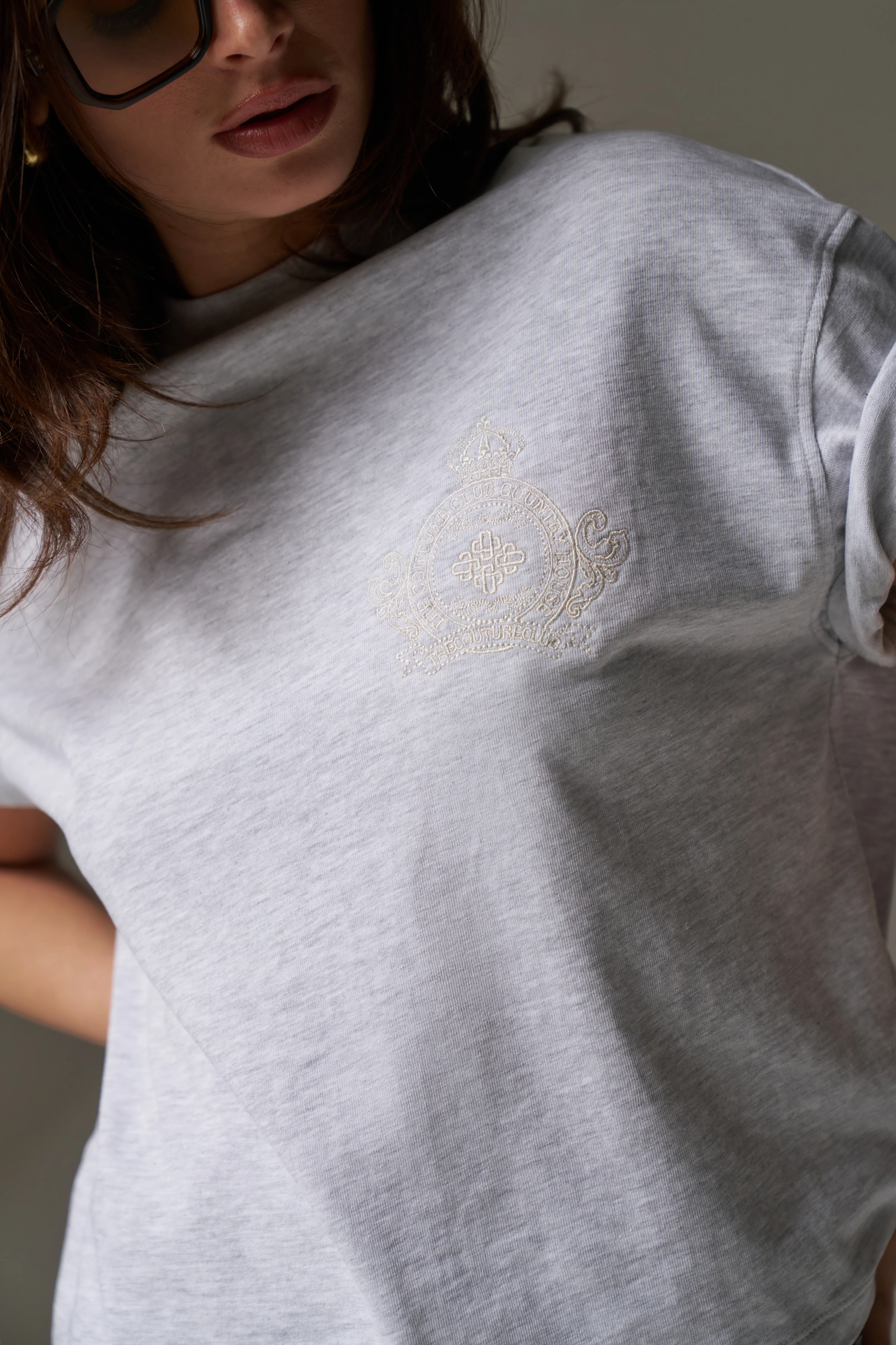 EMBROIDERED CREST T-SHIRT - GREY MARL