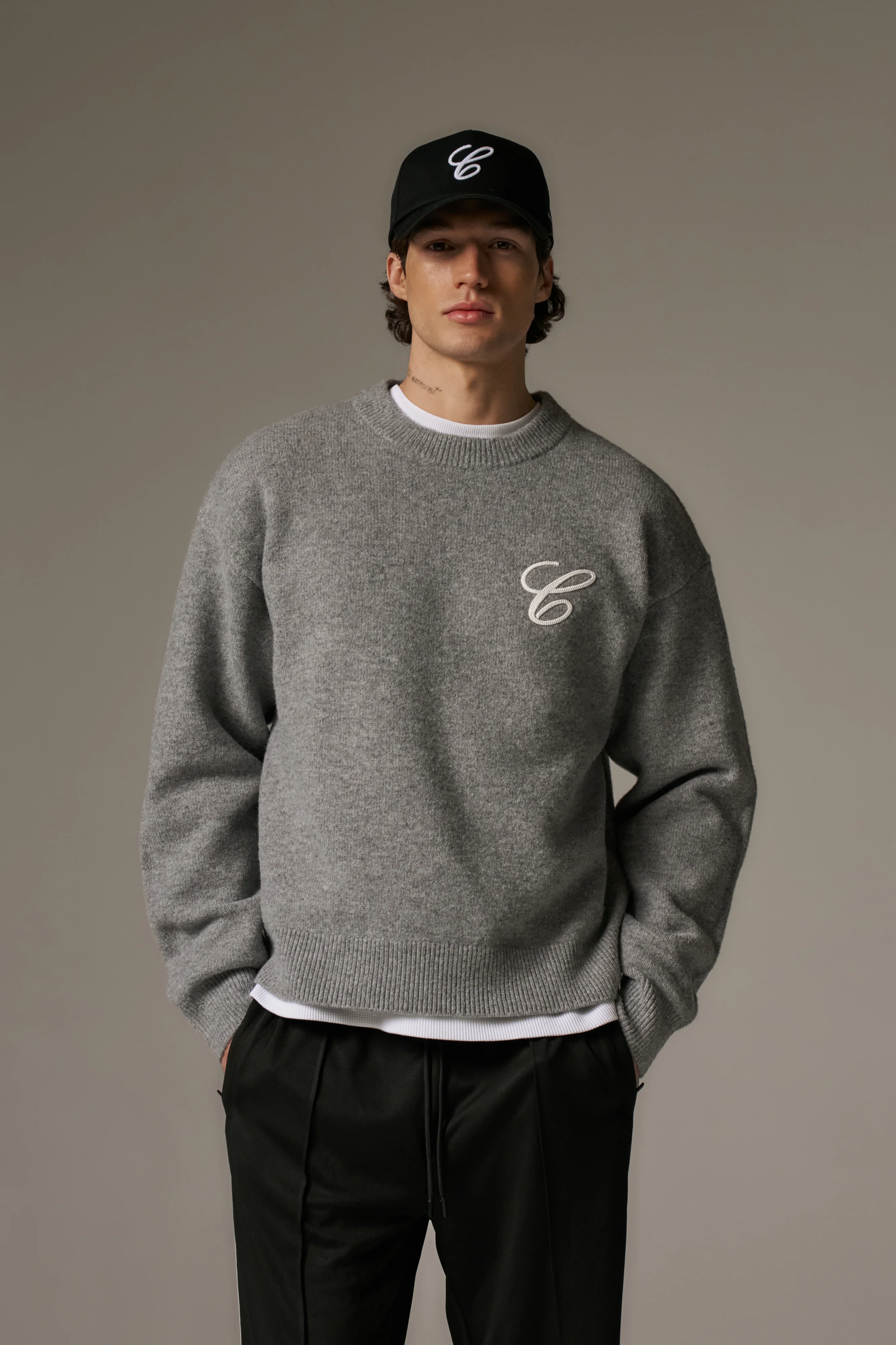 C EMBROIDERY KNITTED CREW - GREY MARL