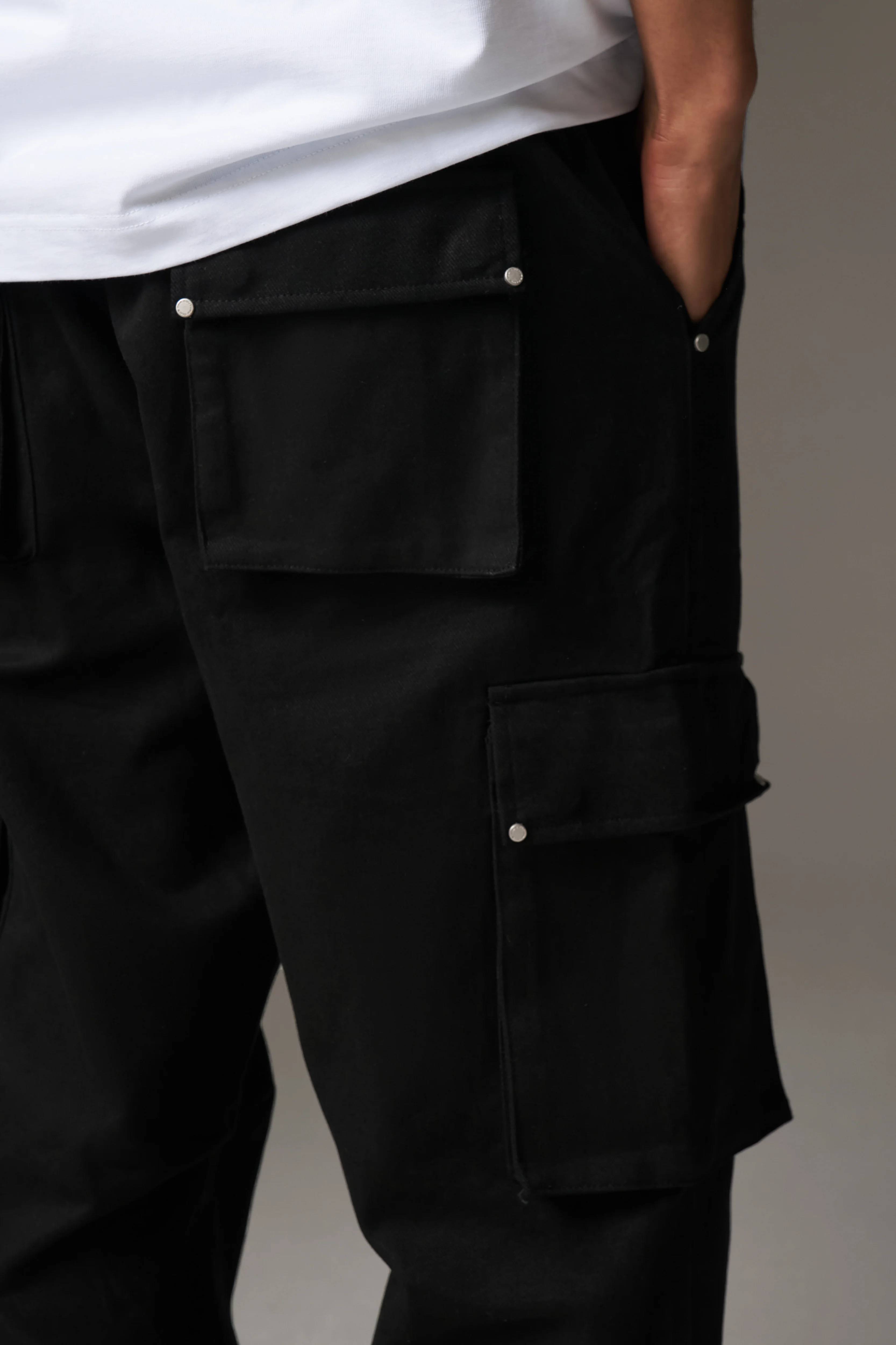 RIVET DETAIL CARGO - BLACK