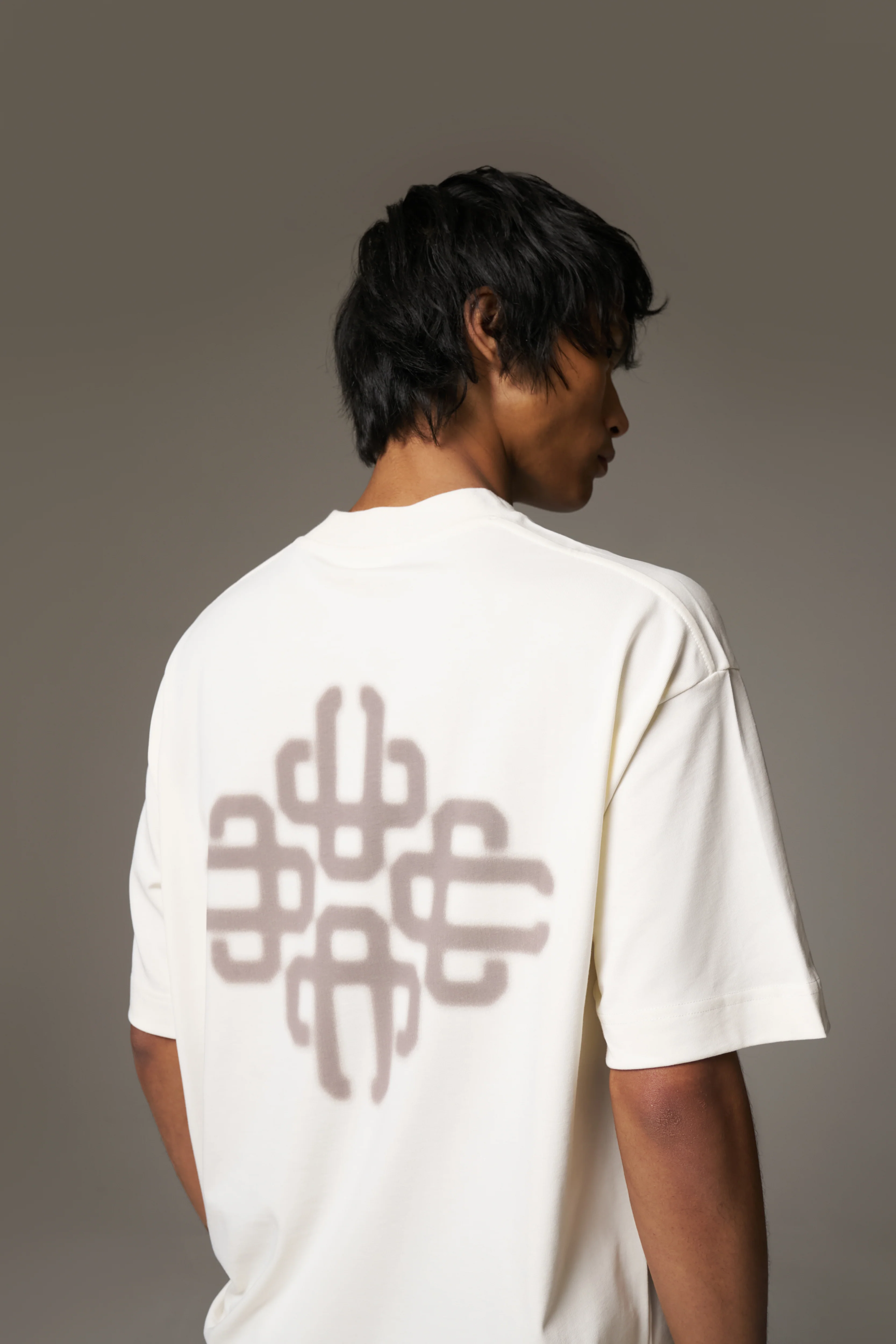 BLURRED GRAPHIC EMBLEM T-SHIRT - OFF WHITE
