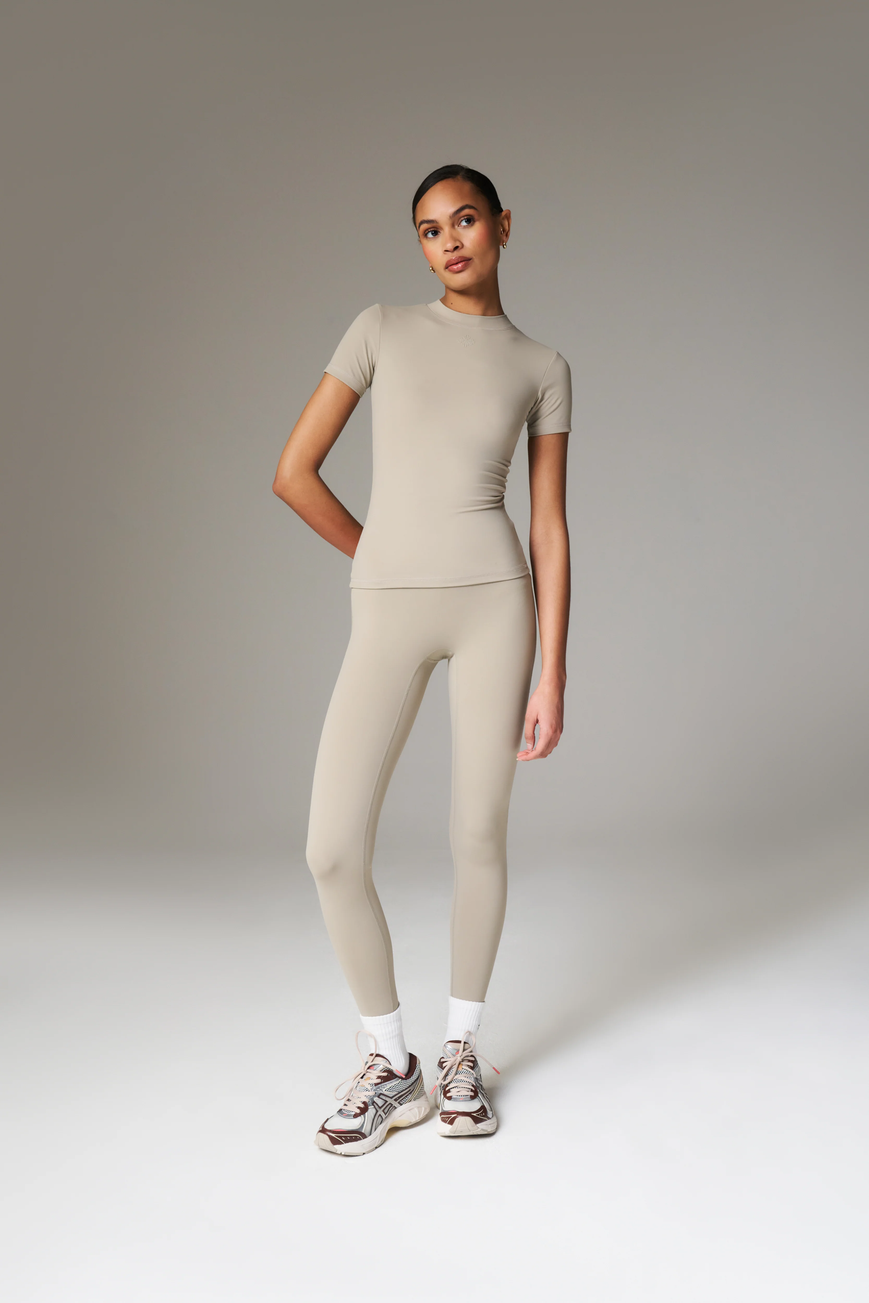 SCULPTING STRETCH EMBLEM BABY TEE - BEIGE