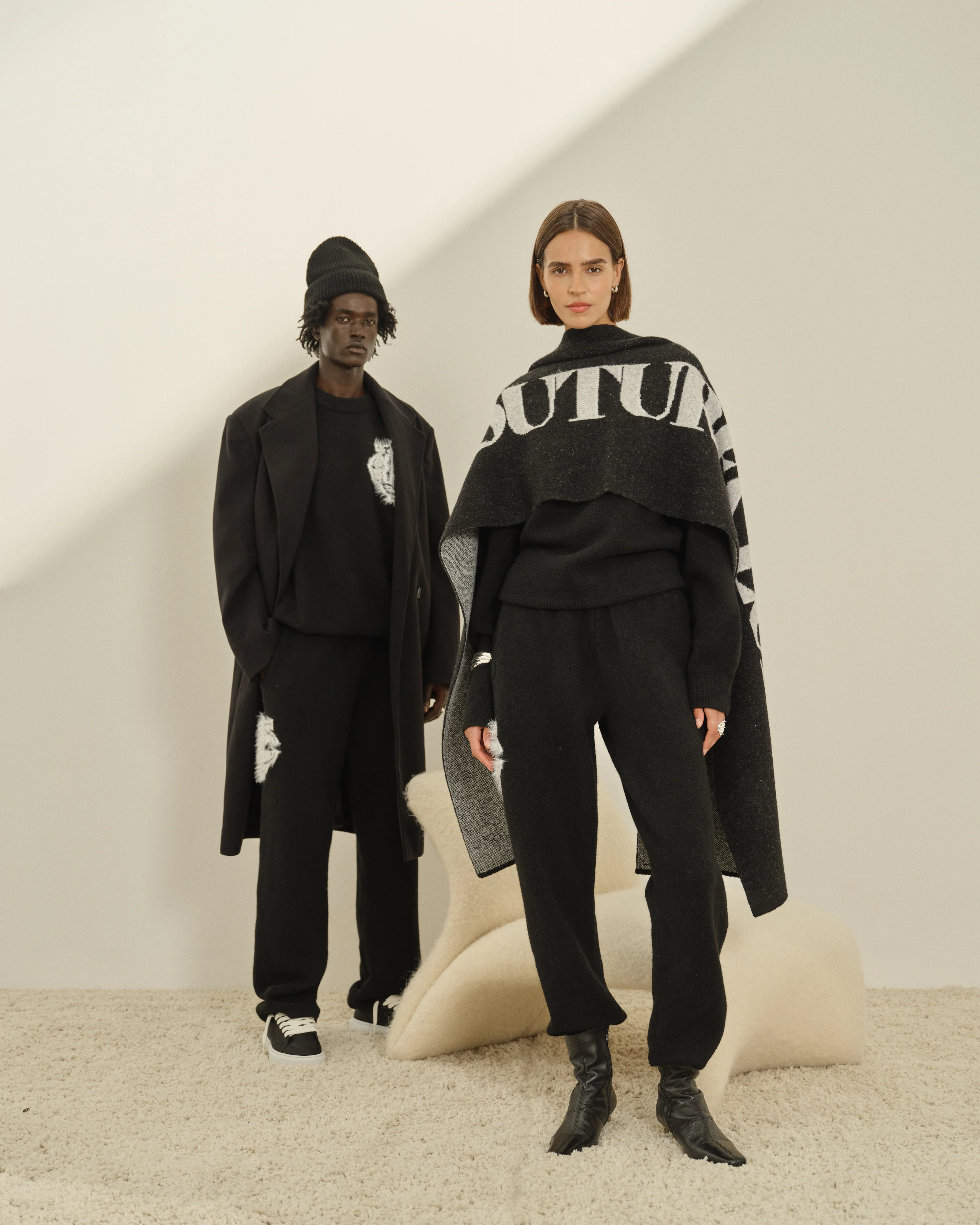 FLUFFY KNIT COPYRIGHT SCARF - BLACK