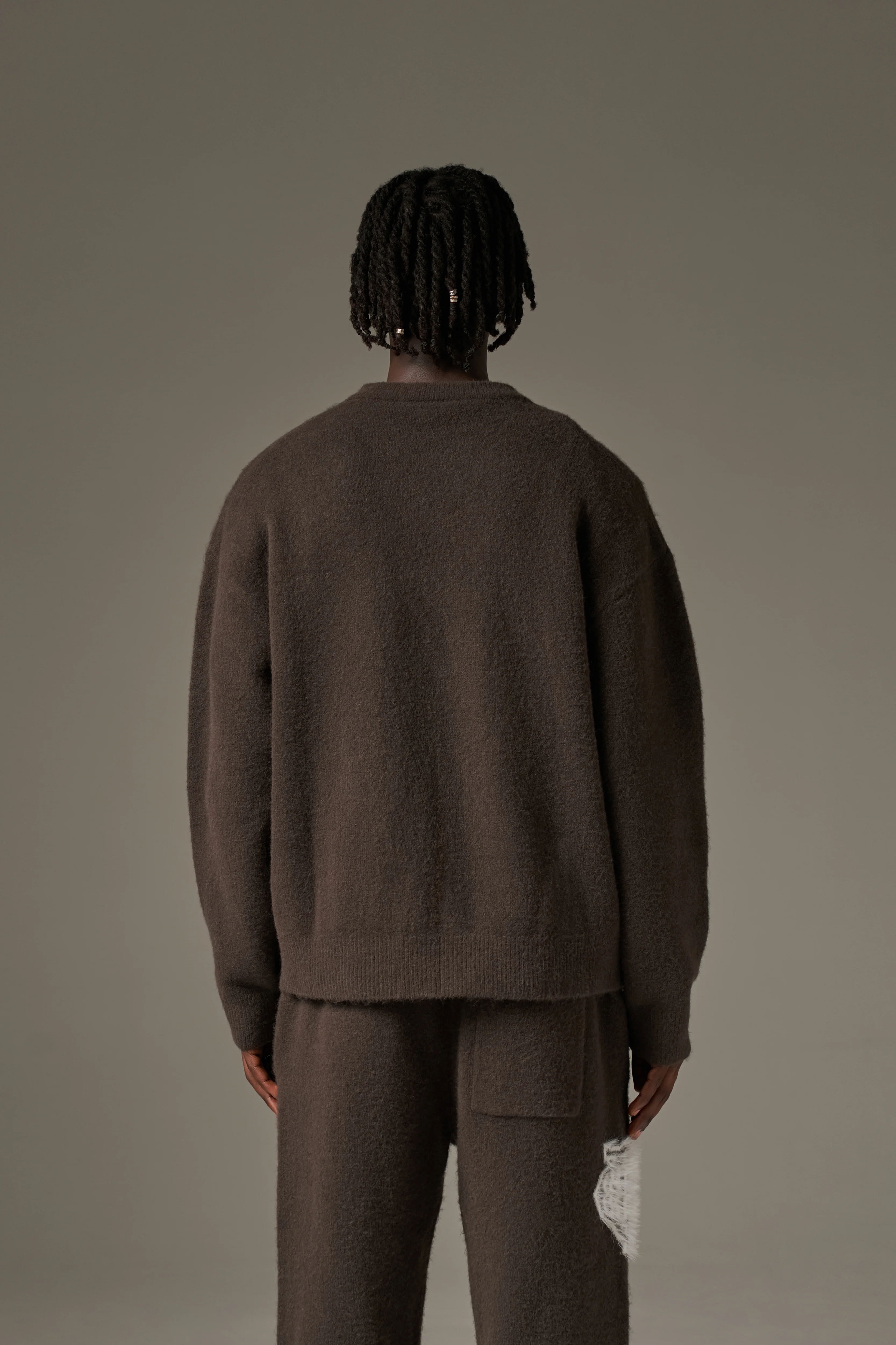 MONOGRAM EMBLEM FLUFFY KNIT CREW - BROWN