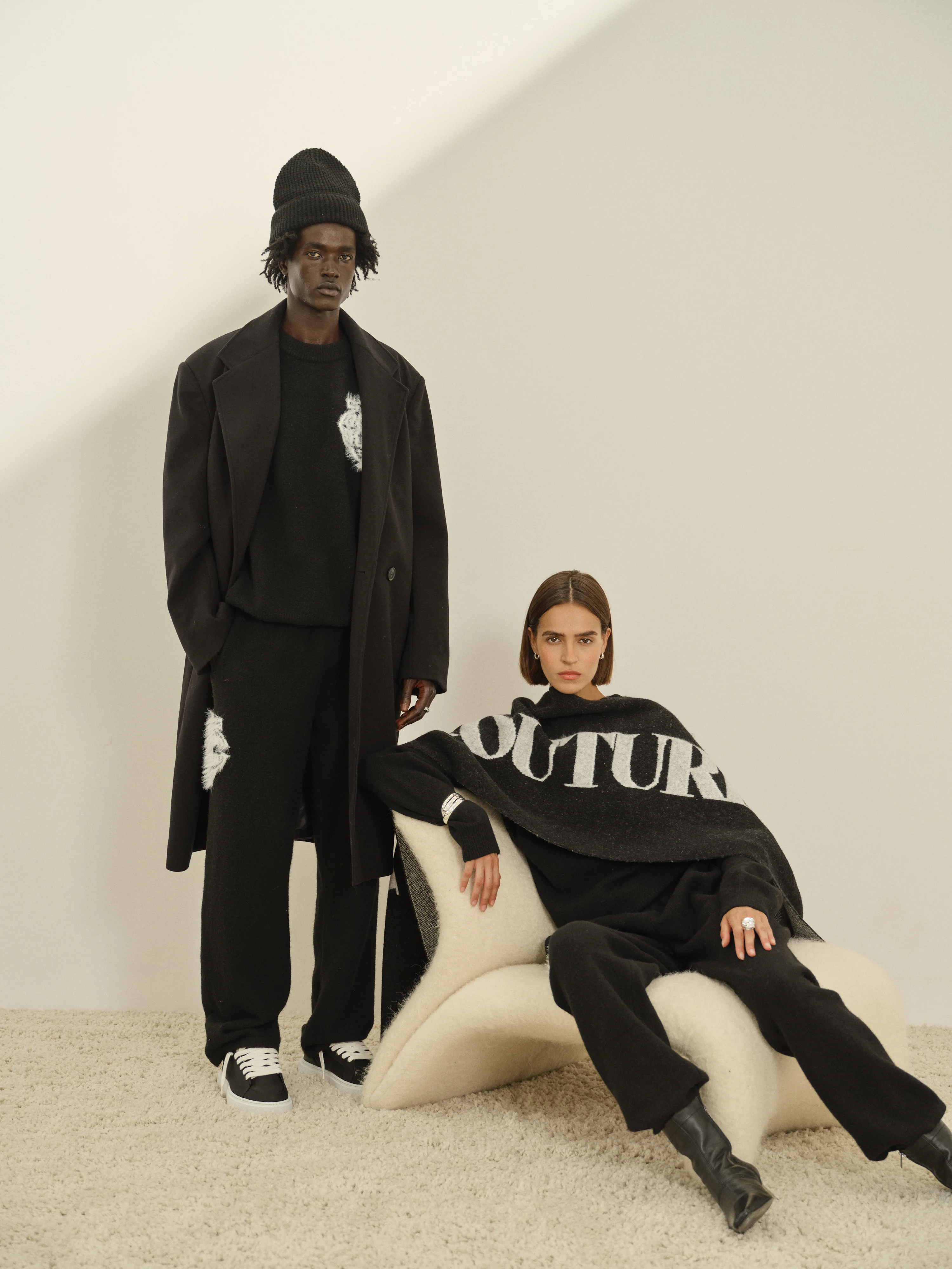 FLUFFY KNIT COPYRIGHT SCARF - BLACK