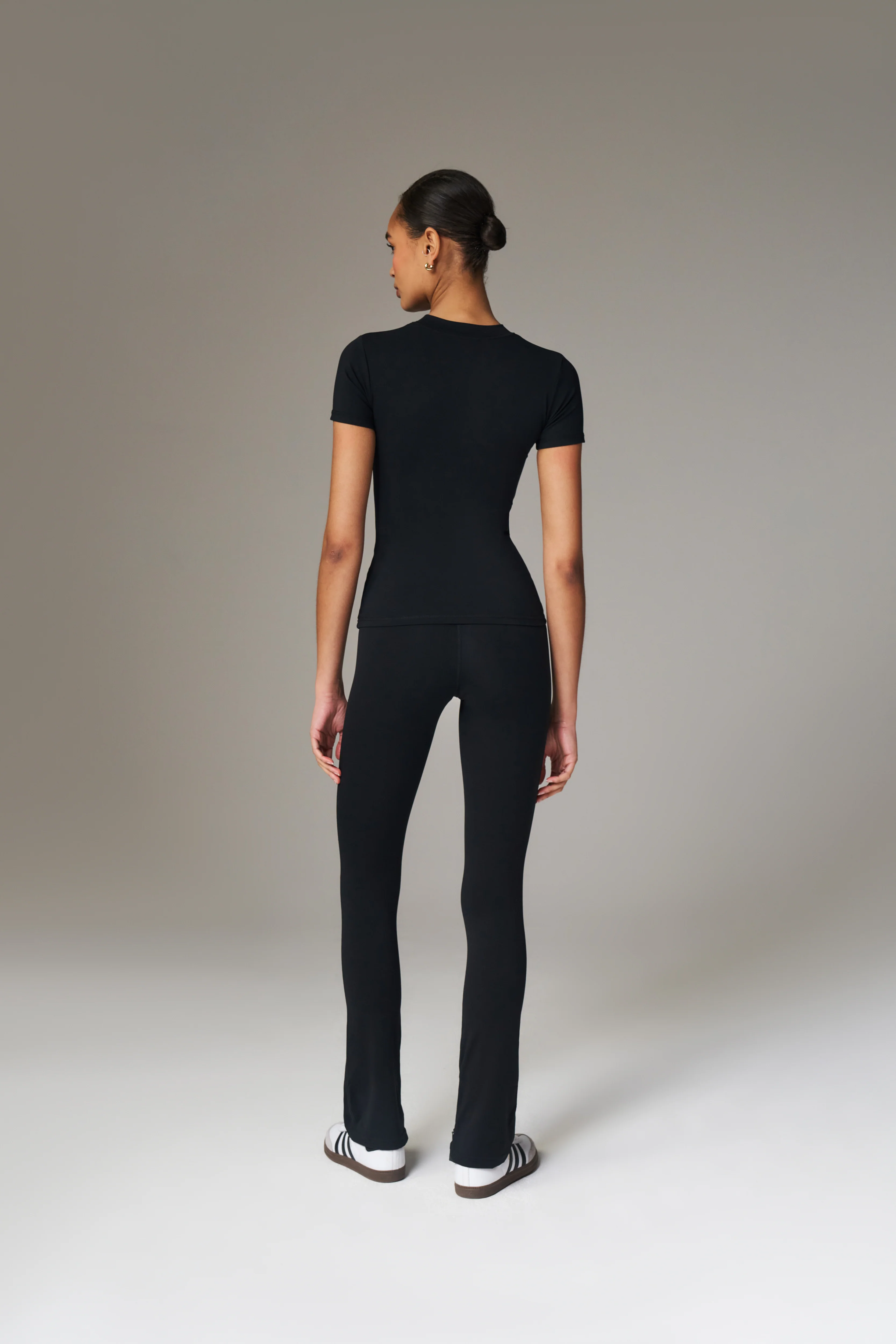 SCULPTING STRETCH EMBLEM BABY TEE - BLACK