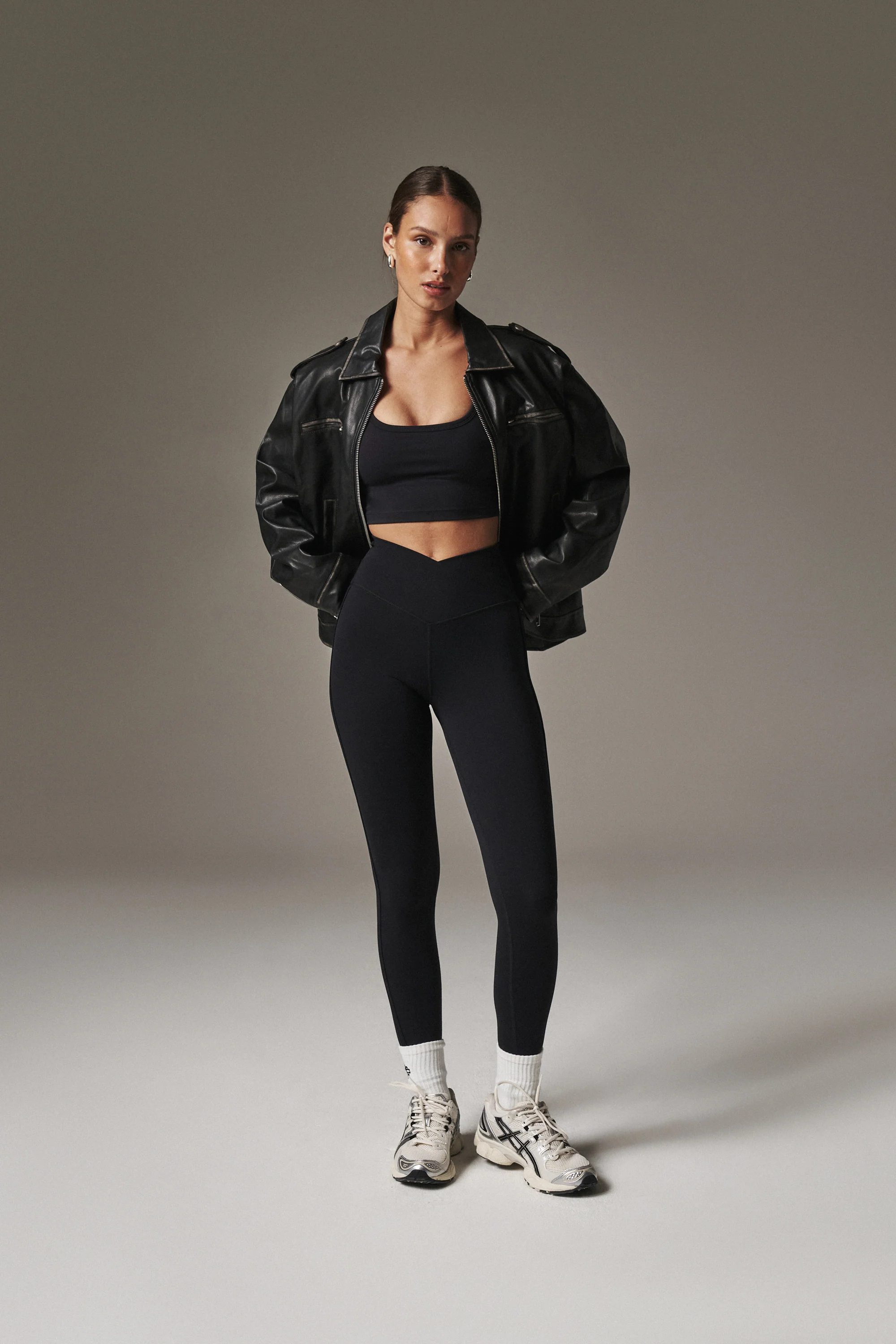 SCULPTING STRETCH EMBLEM SPORTS BRA - BLACK