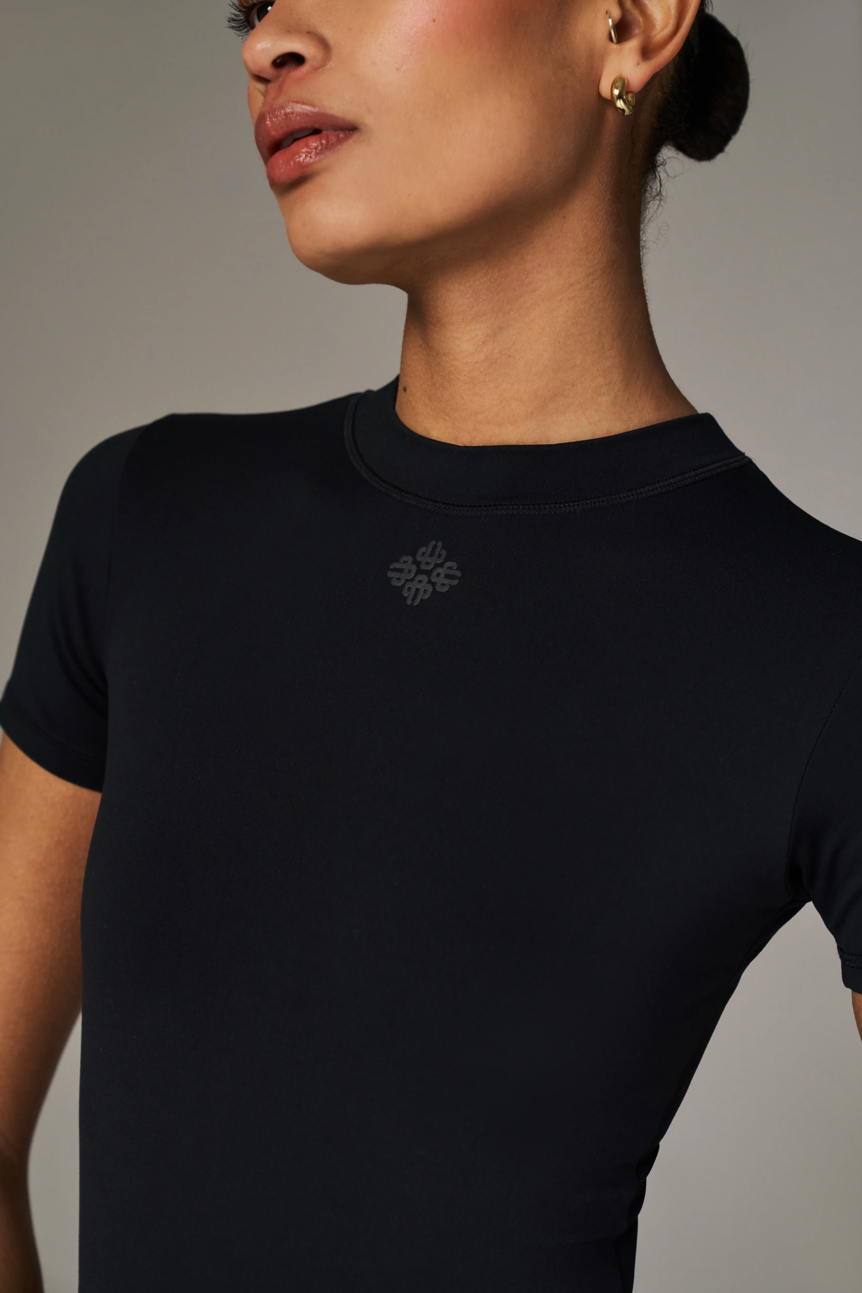 SCULPTING STRETCH EMBLEM BABY TEE - BLACK