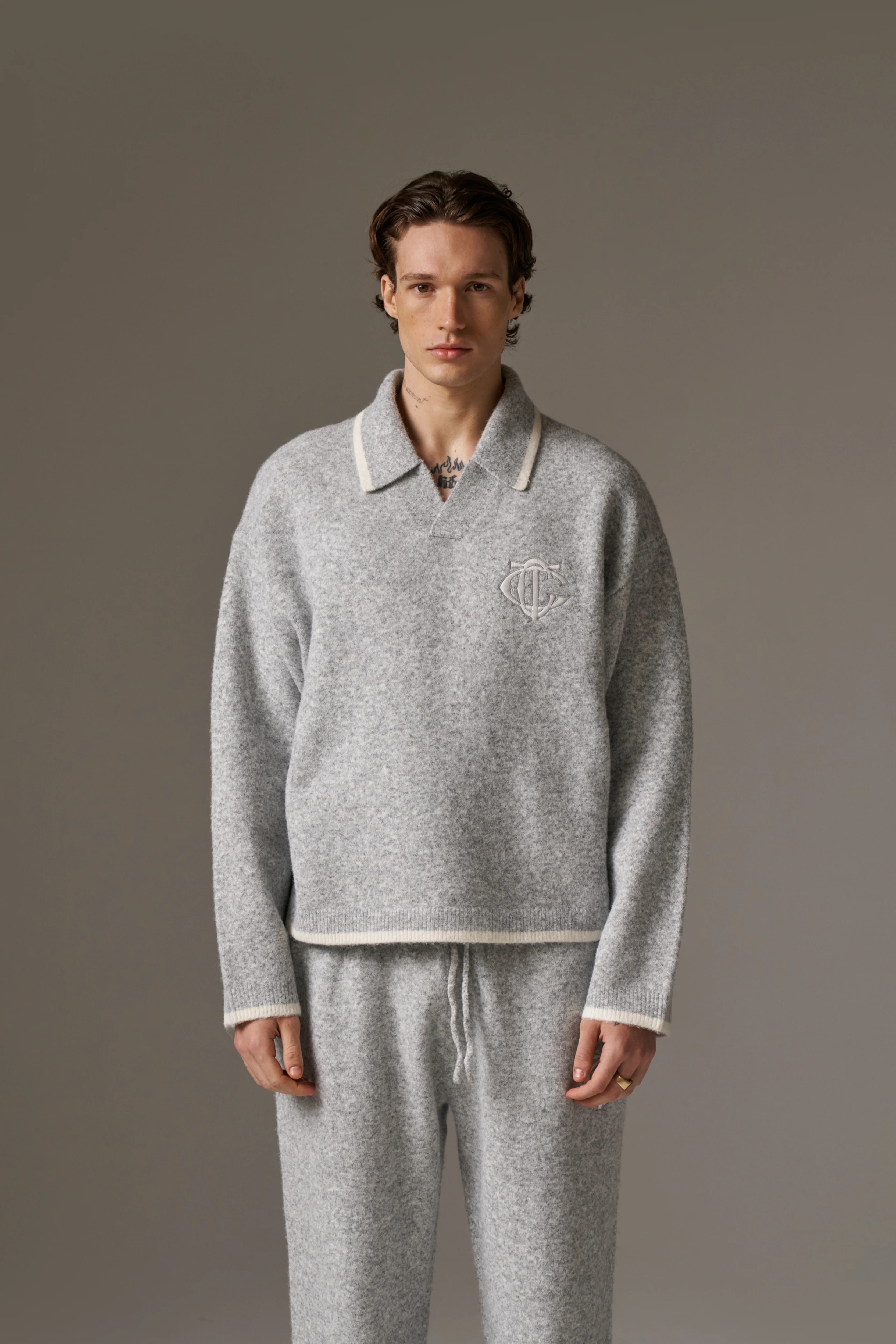 MONOGRAM EMBLEM KNITTED POLO TOP - GREY