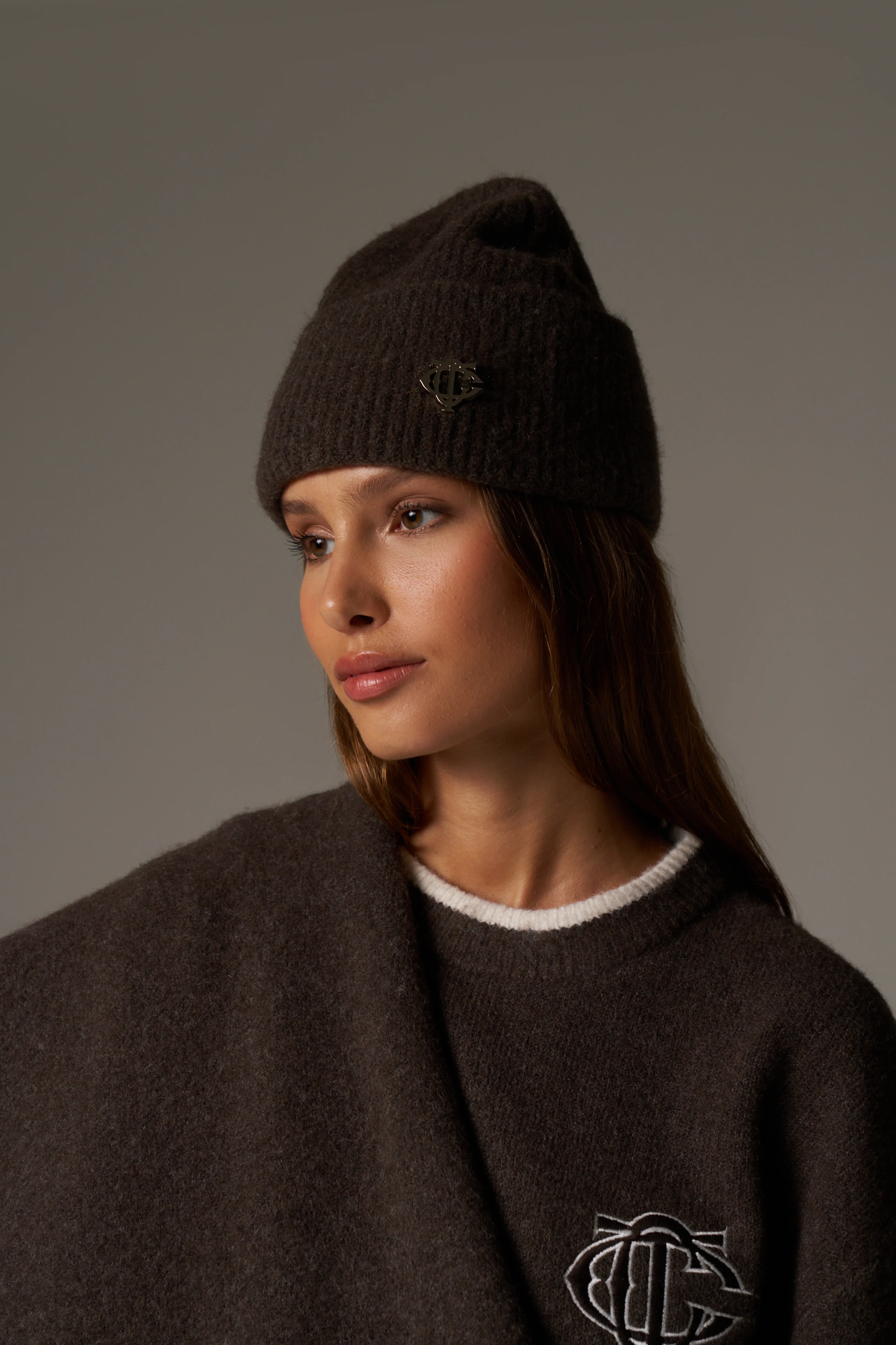 FLUFFY KNIT MONOGRAM PIN BADGE BEANIE - BROWN