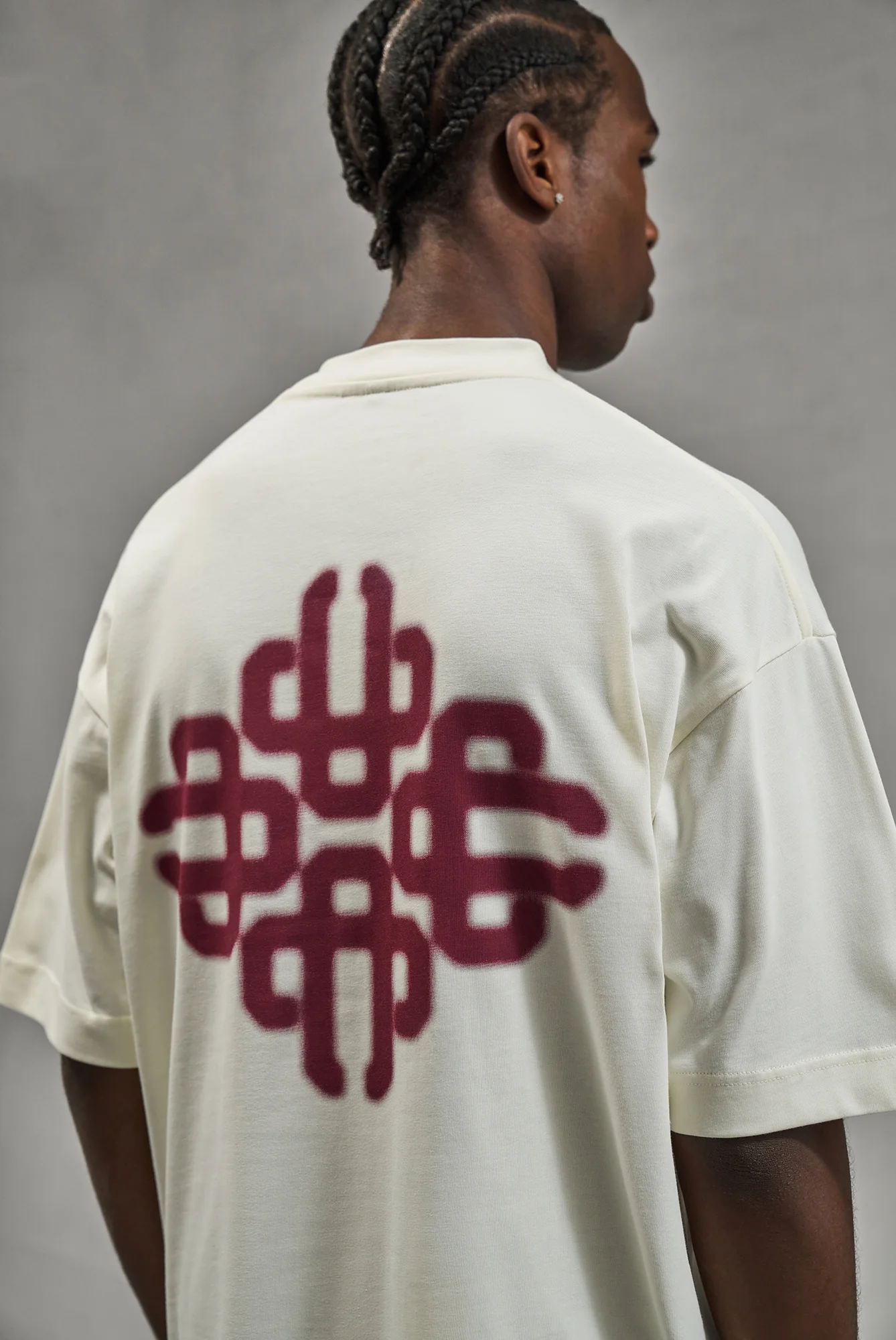 BLURRED GRAPHIC EMBLEM T-SHIRT - BURGUNDY