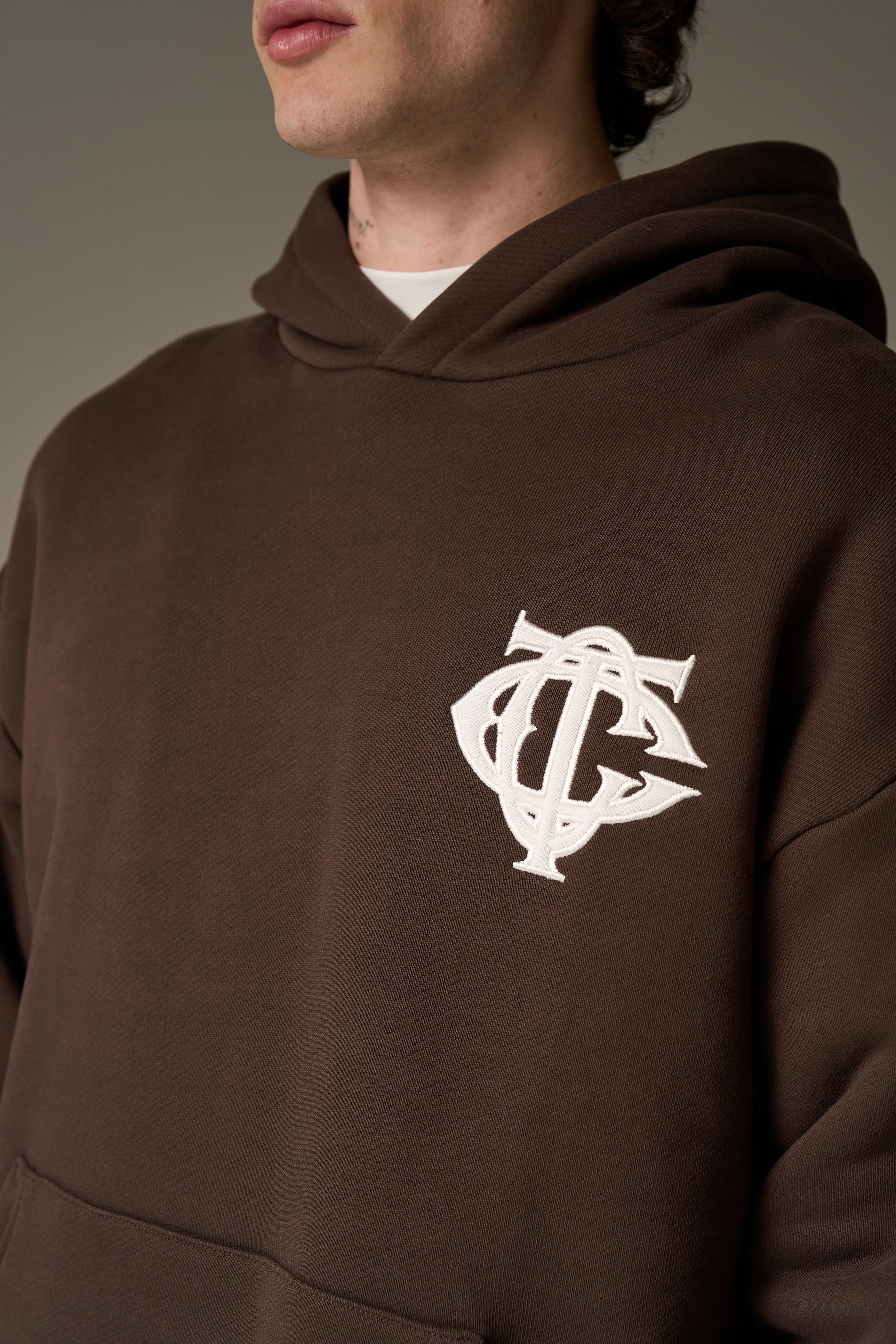 HEAVYWEIGHT MONOGRAM EMBLEM HOODIE - BROWN