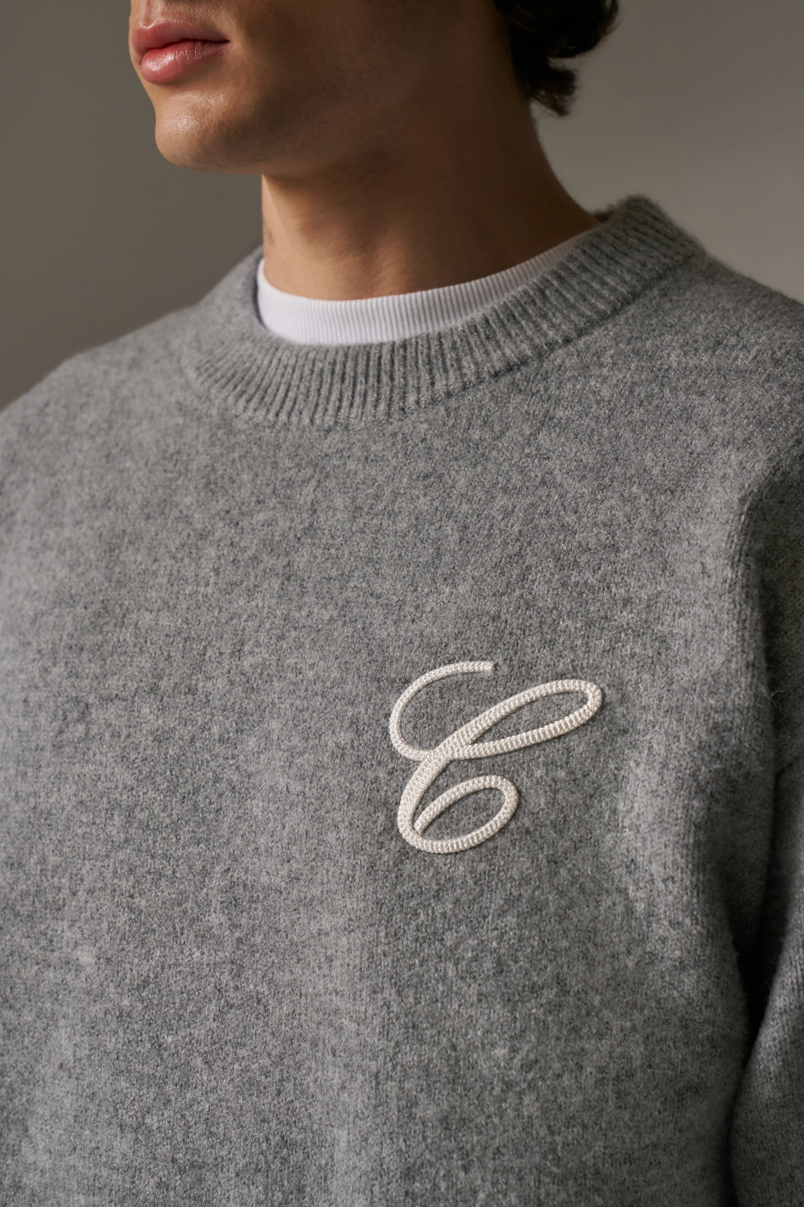 C EMBROIDERY KNITTED CREW - GREY MARL