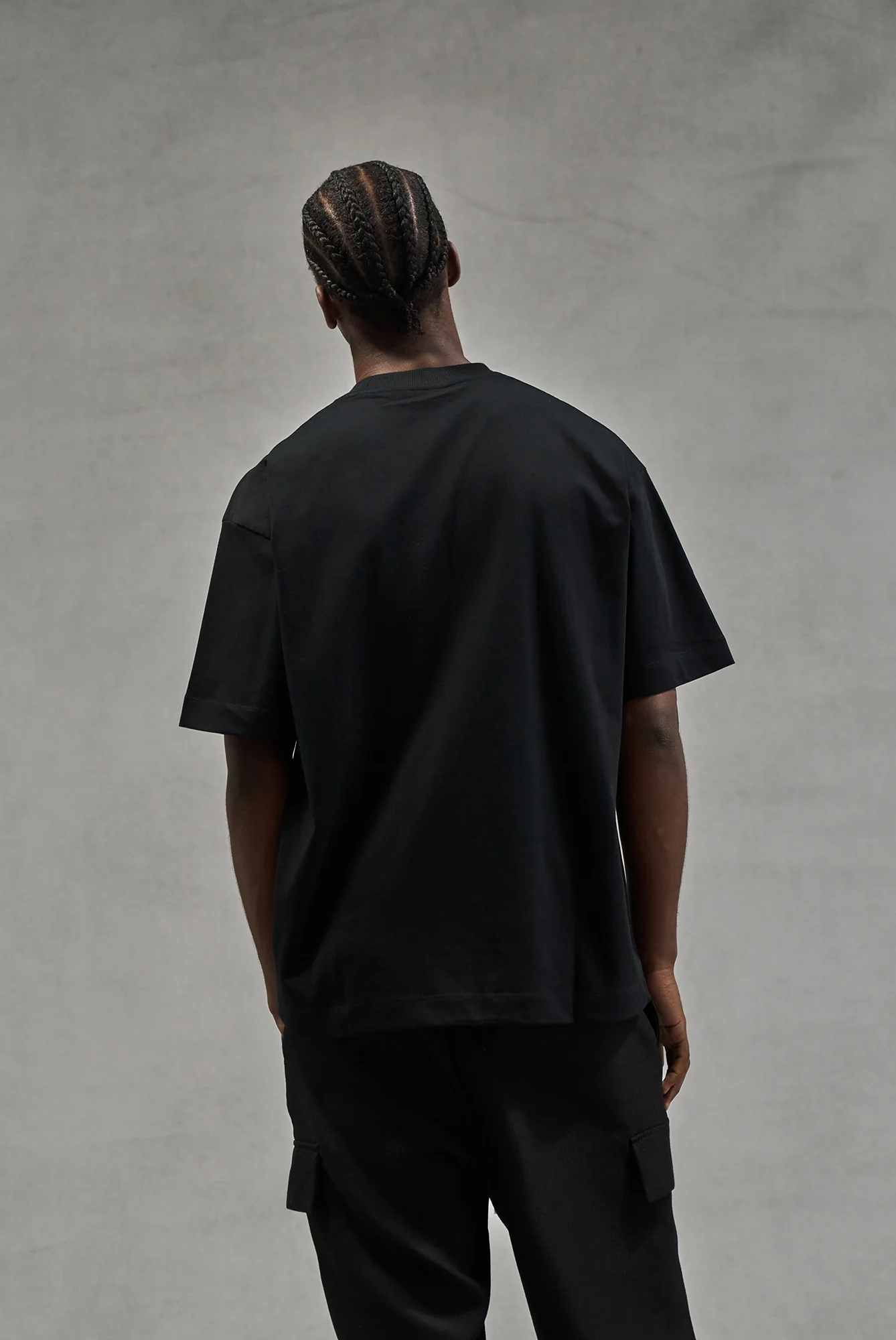 TONAL EMBLEM RELAXED T-SHIRT - BLACK