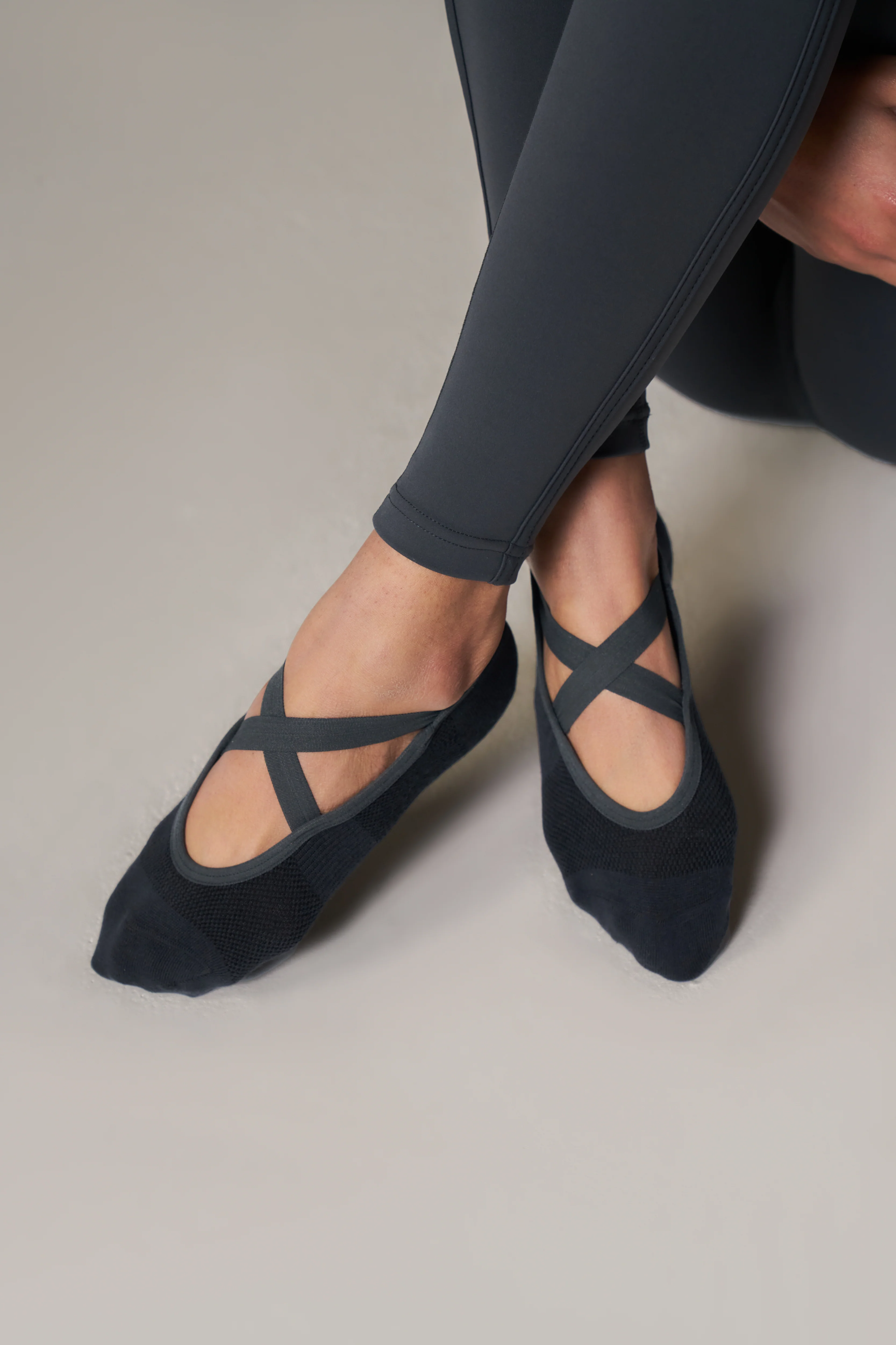 EMBLEM BARRE GRIP SOCKS - MIDNIGHT GREY