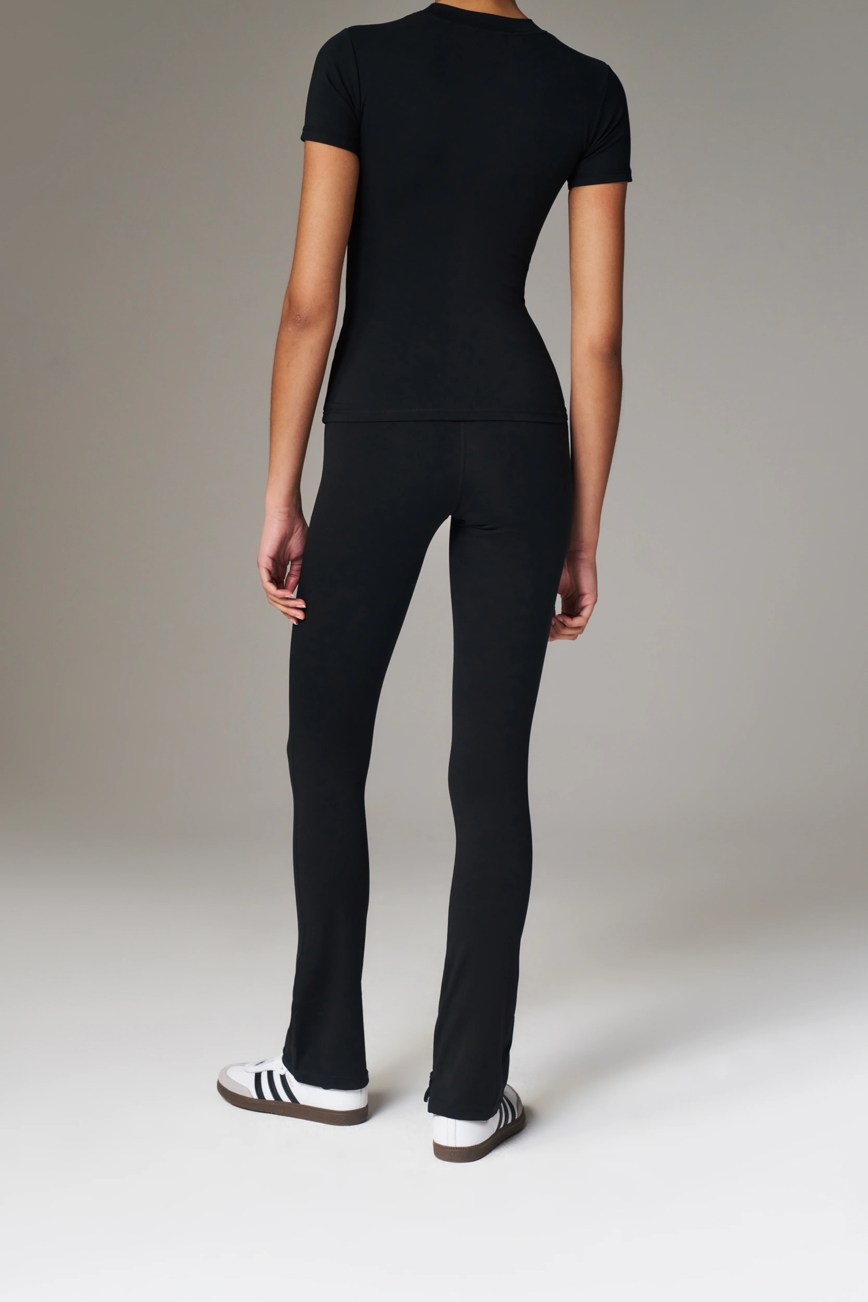 SCULPTING STRETCH EMBLEM BABY TEE - BLACK