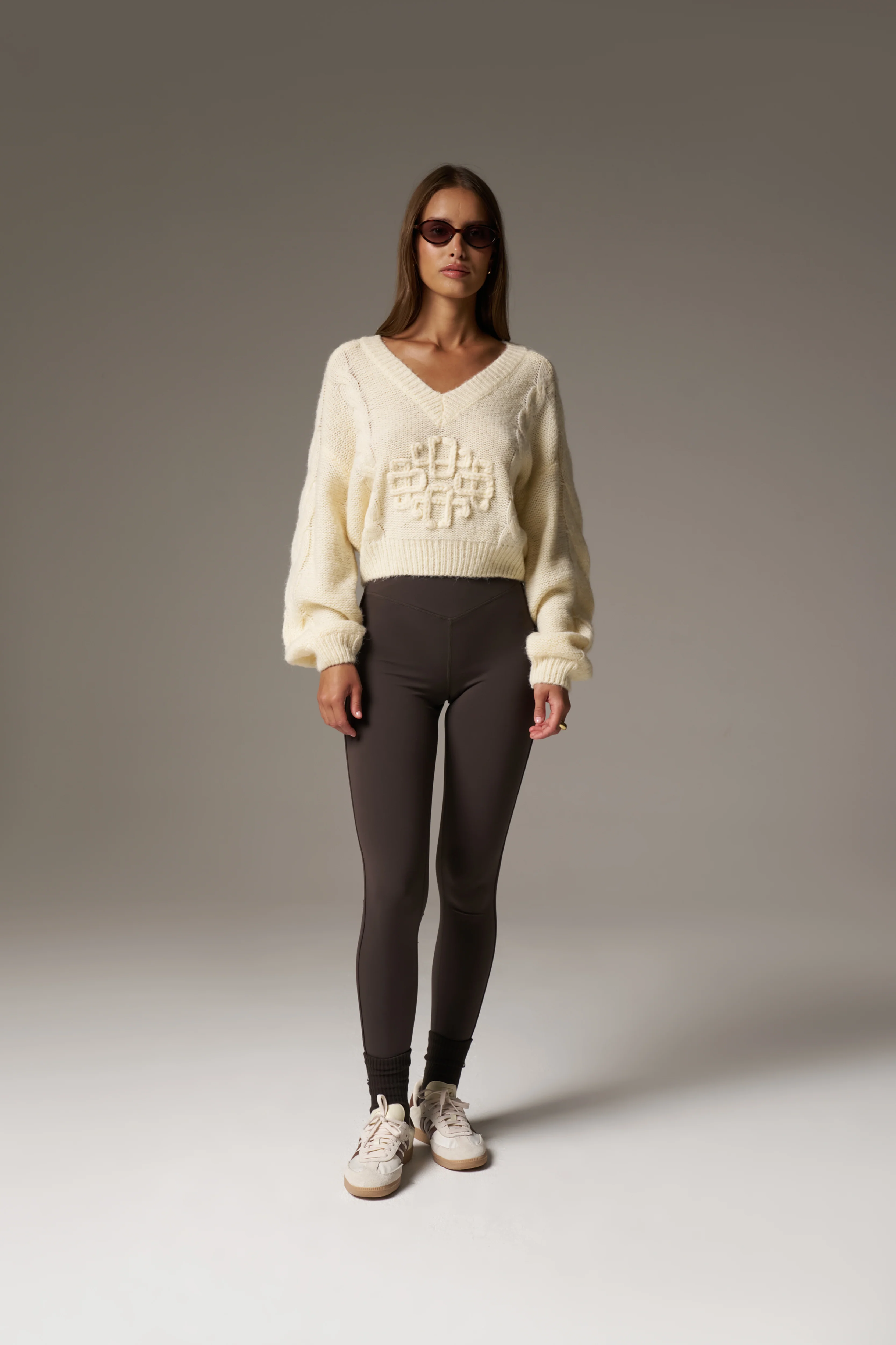 EMBLEM KNITTED V NECK JUMPER - BUTTERMILK