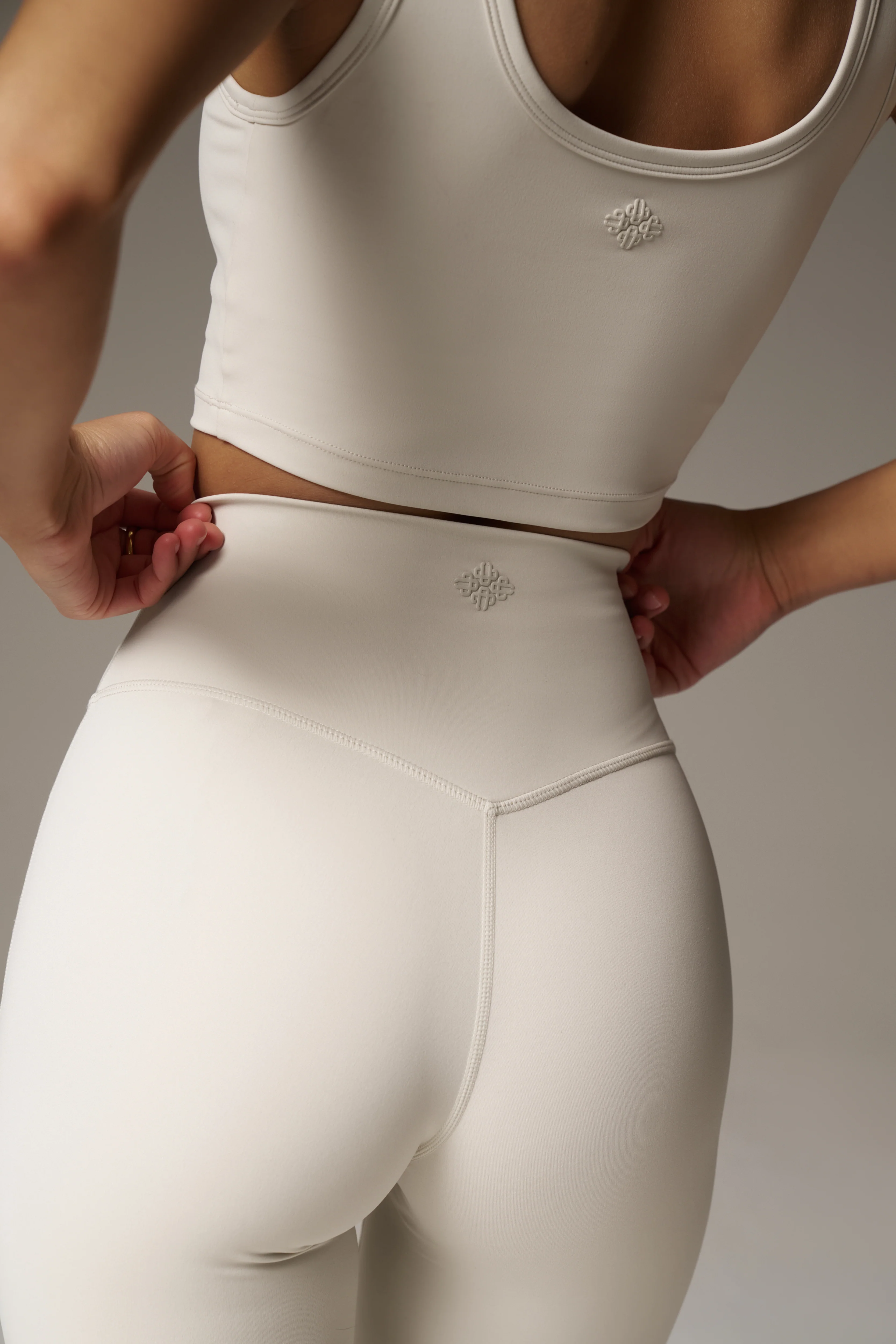 SCULPTING STRETCH EMBLEM LEGGINGS - BONE