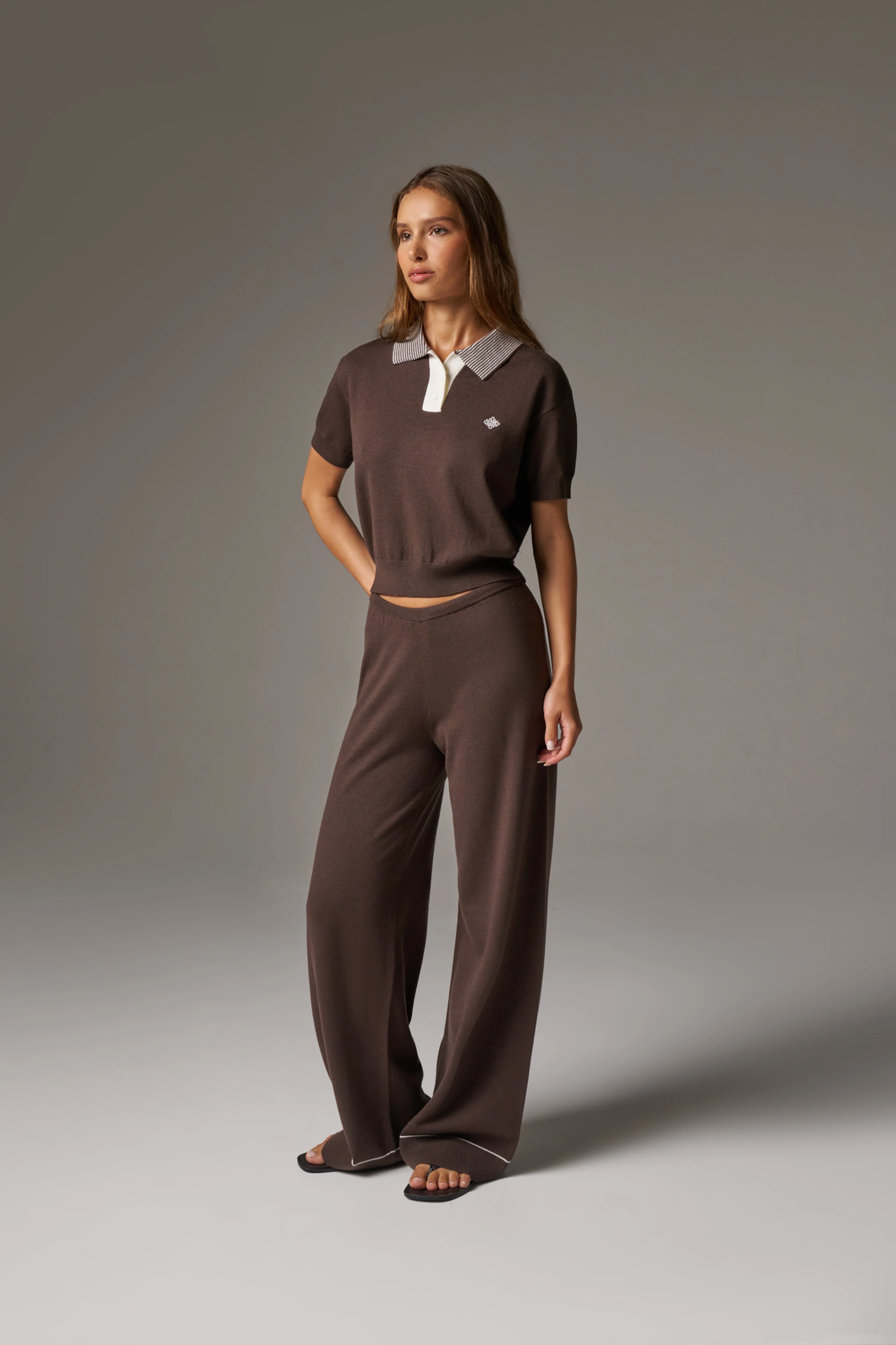 KNITTED COLLAR POLO TOP - BROWN