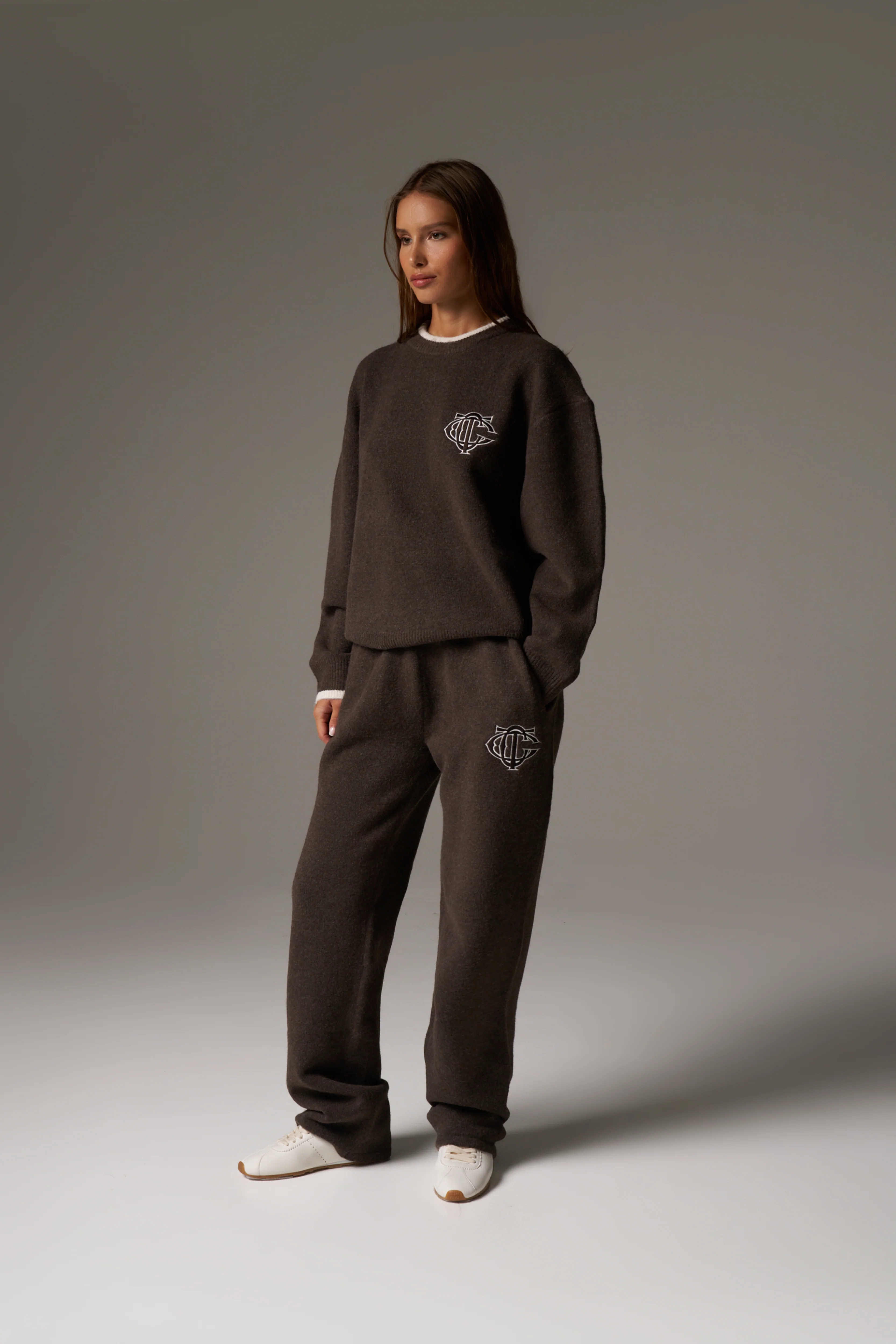 MONOGRAM EMBLEM KNITTED CREW - BROWN