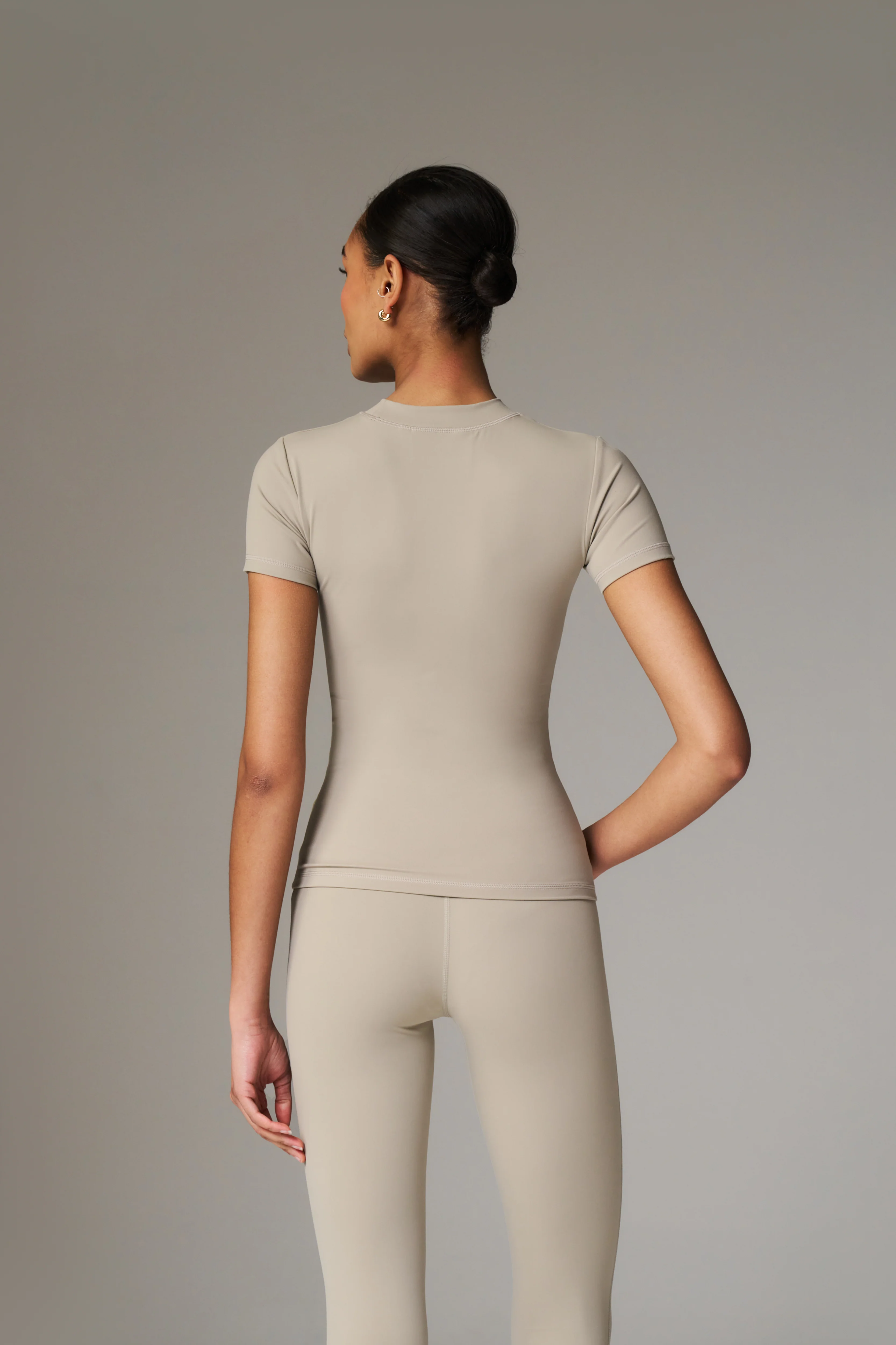 SCULPTING STRETCH EMBLEM BABY TEE - BEIGE