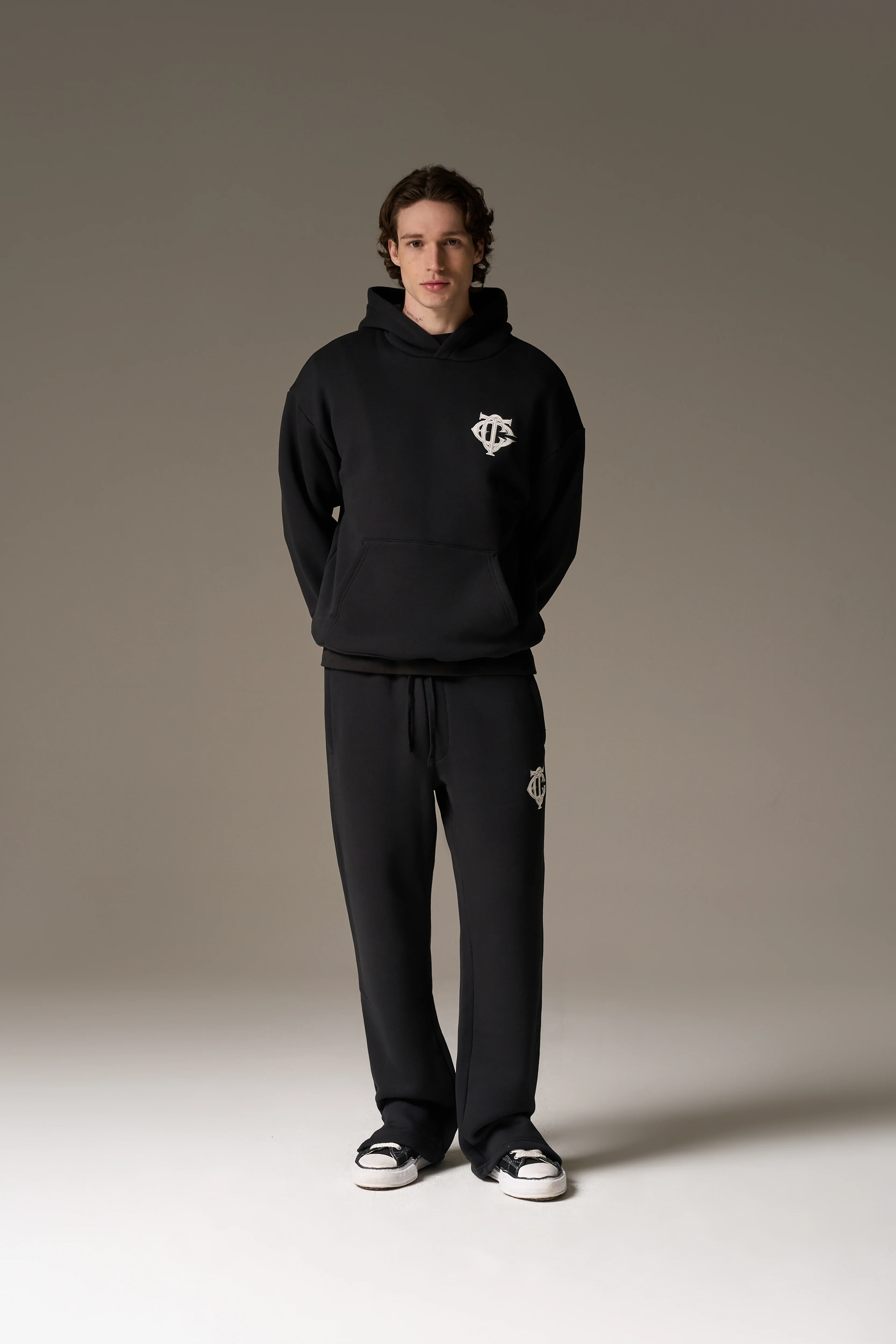 HEAVYWEIGHT MONOGRAM EMBLEM HOODIE - BLACK