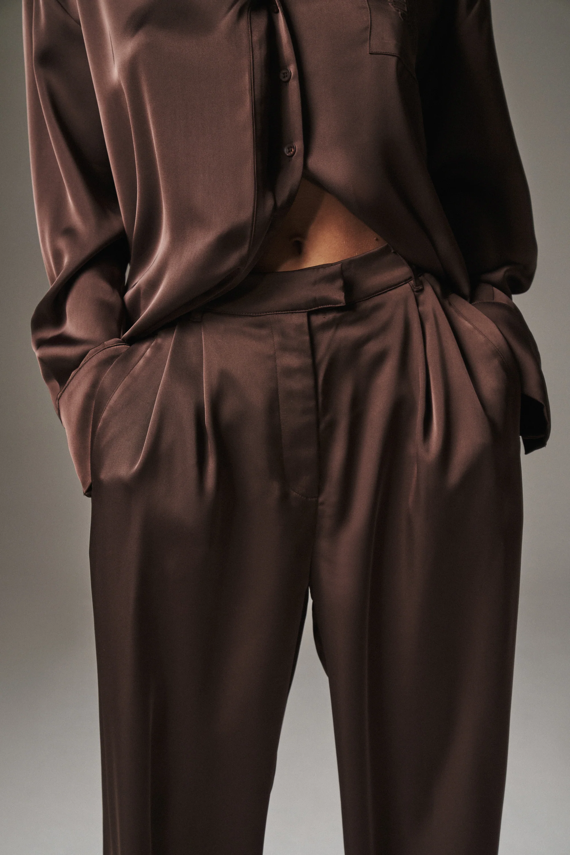 SATIN TAILORED RELAXED TROUSER - DEEP CHOCOLATE