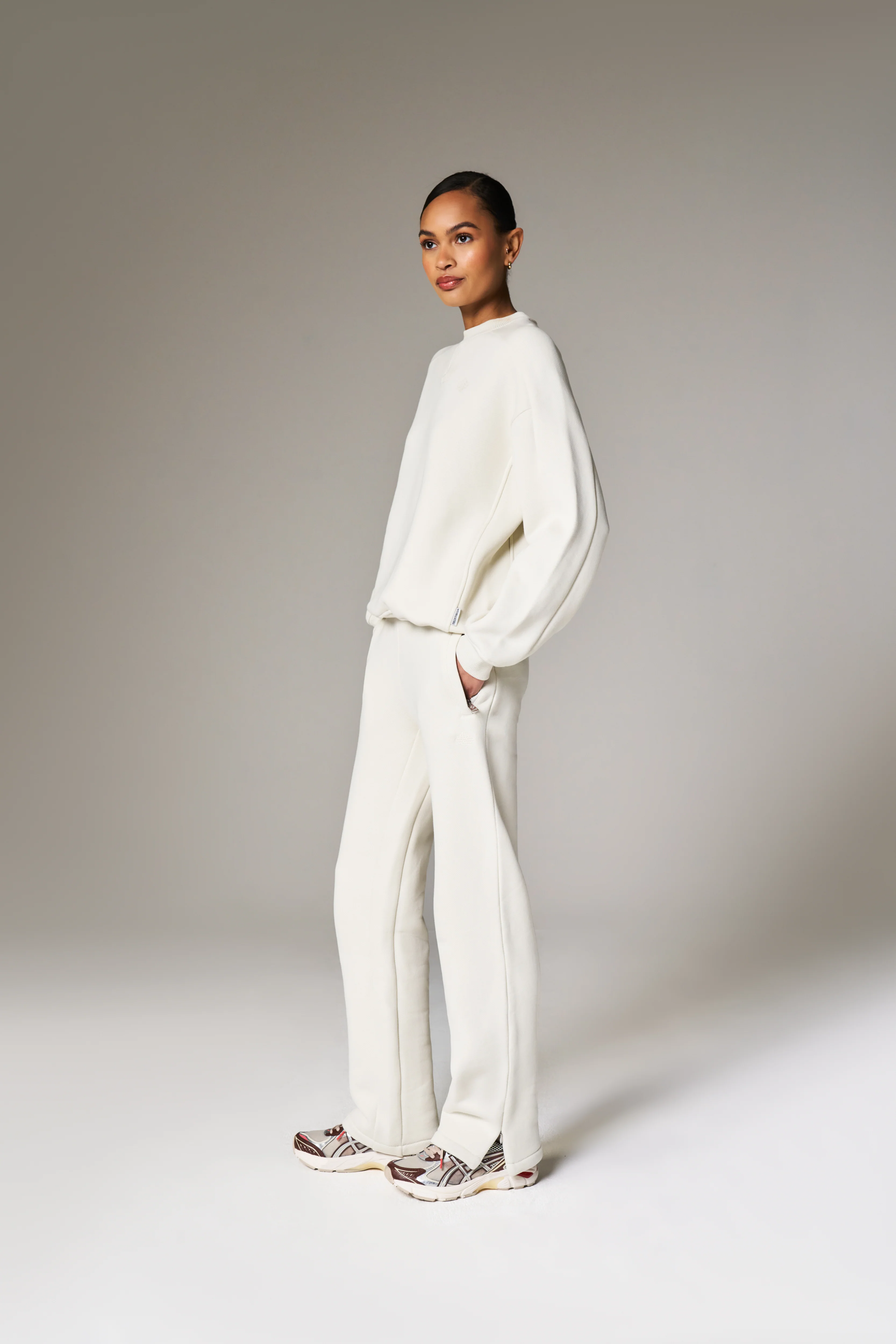 LAUNDERED CLASSICS SEAM DETAIL SWEATSHIRT - ECRU