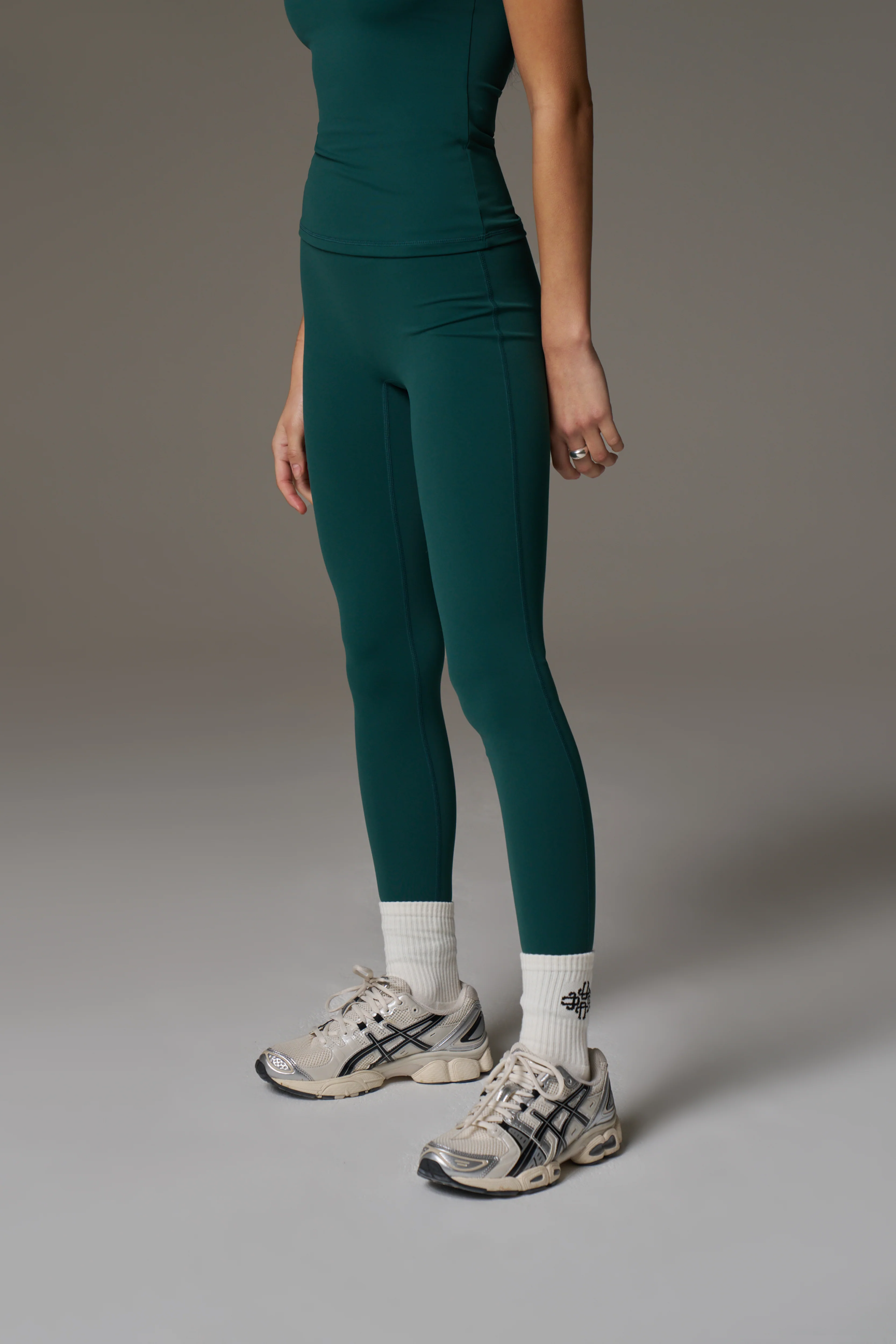 SCULPTING STRETCH EMBLEM LEGGINGS - FOREST GREEN