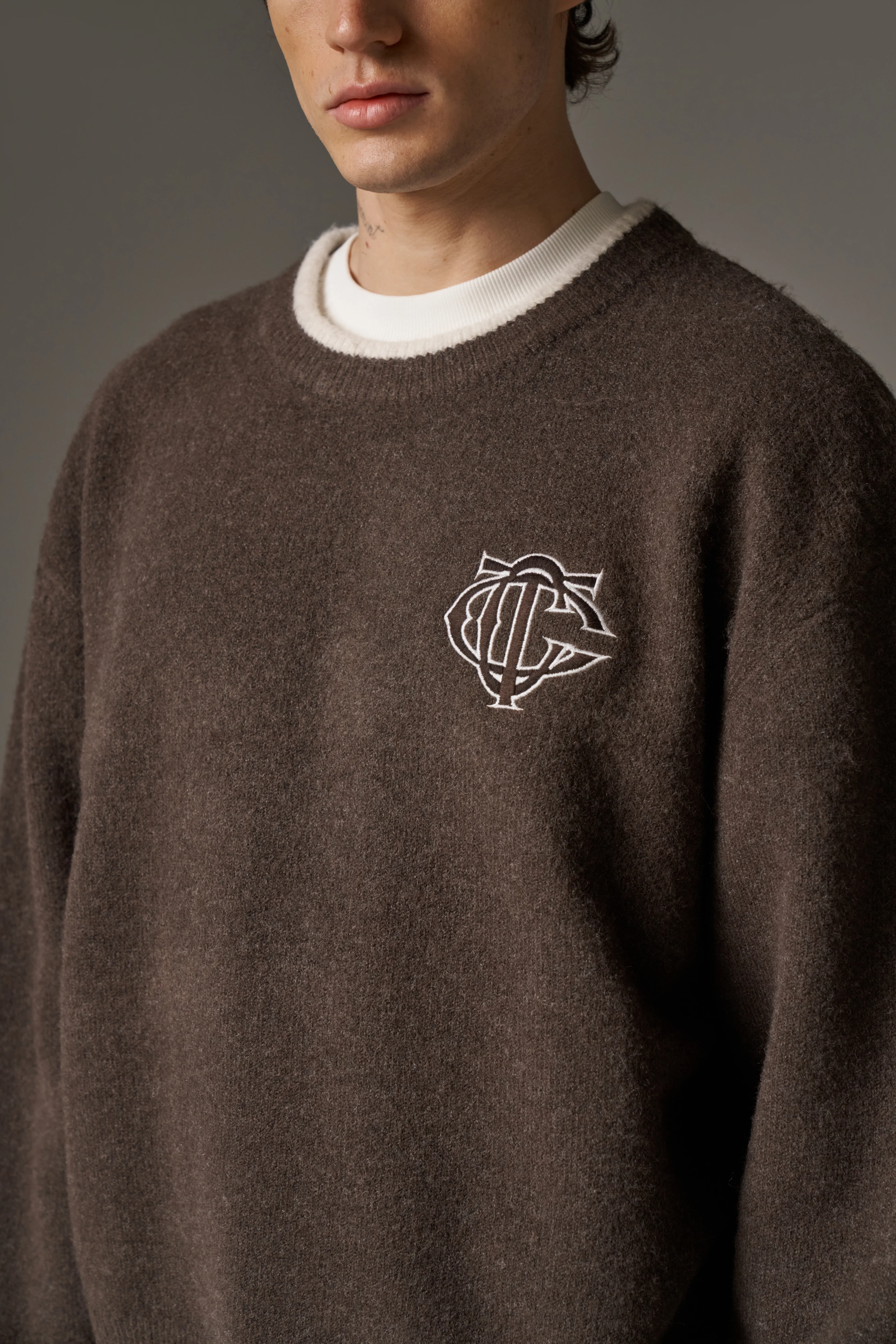 MONOGRAM EMBLEM KNITTED CREW - BROWN