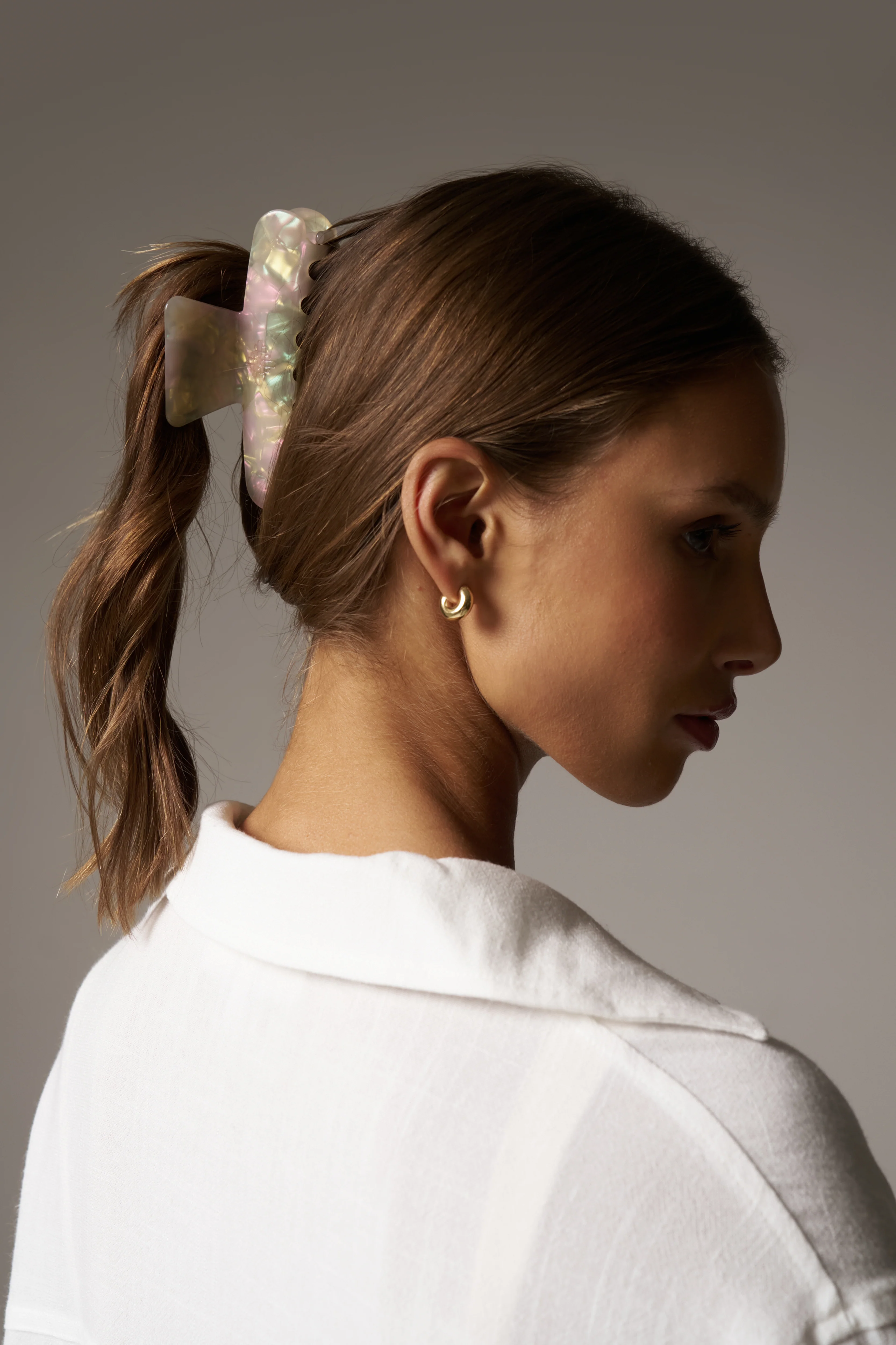 TORTOISESHELL EMBLEM CLAW CLIP - PEARL