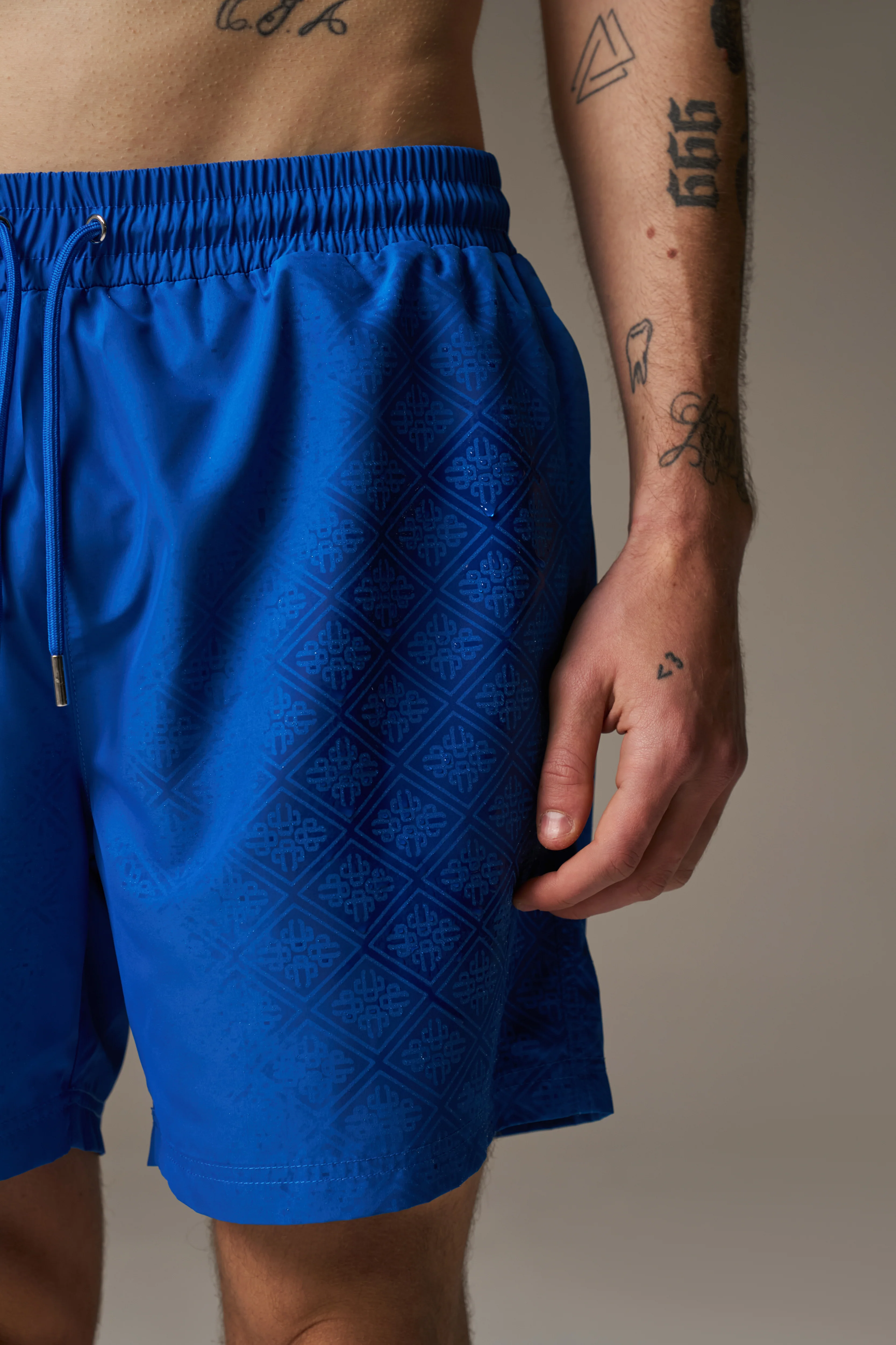 WATER REACTIVE EMBLEM SWIM SHORT - COBALT