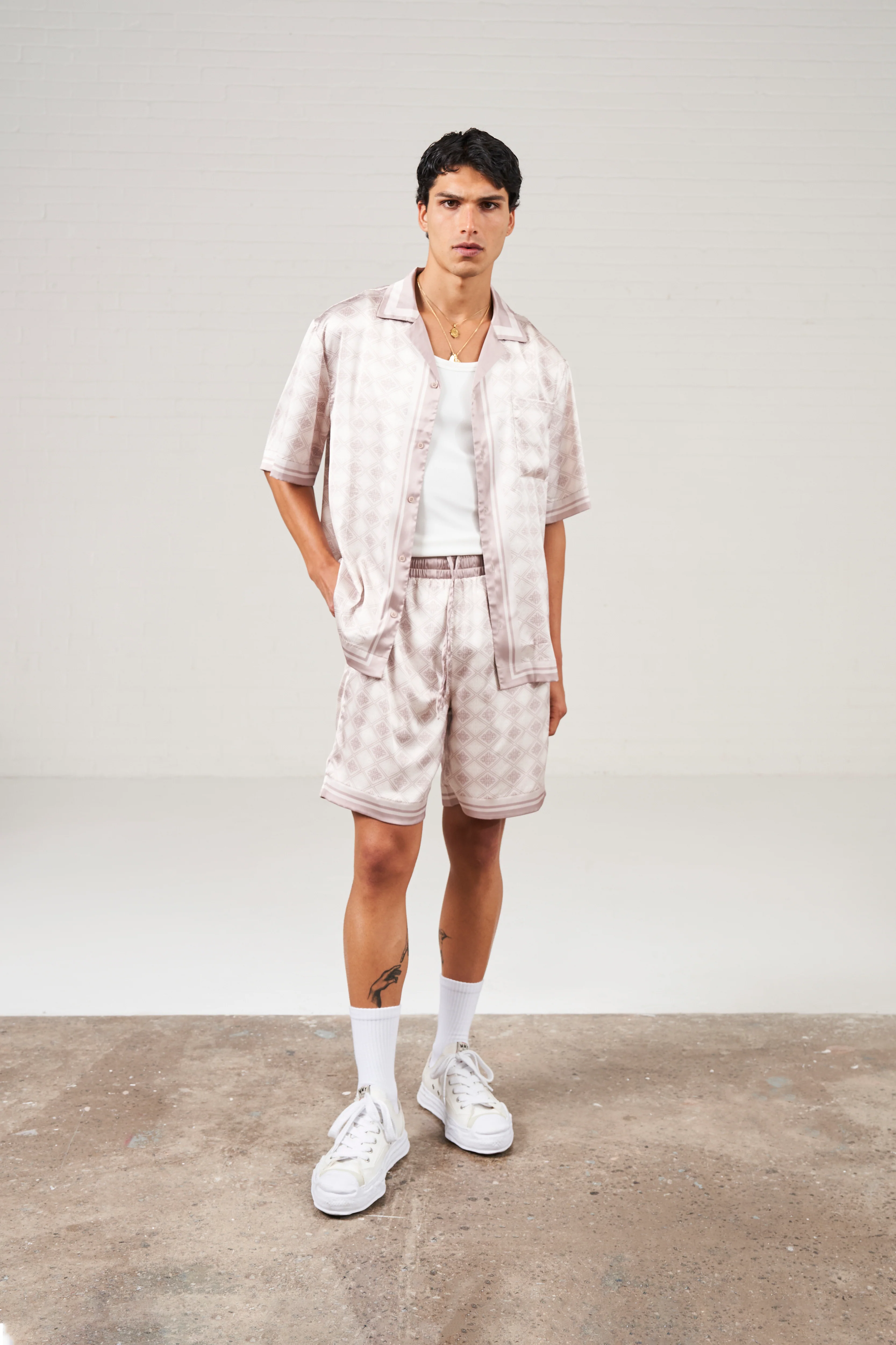 EMBLEM PRINT SHORTS - BEIGE